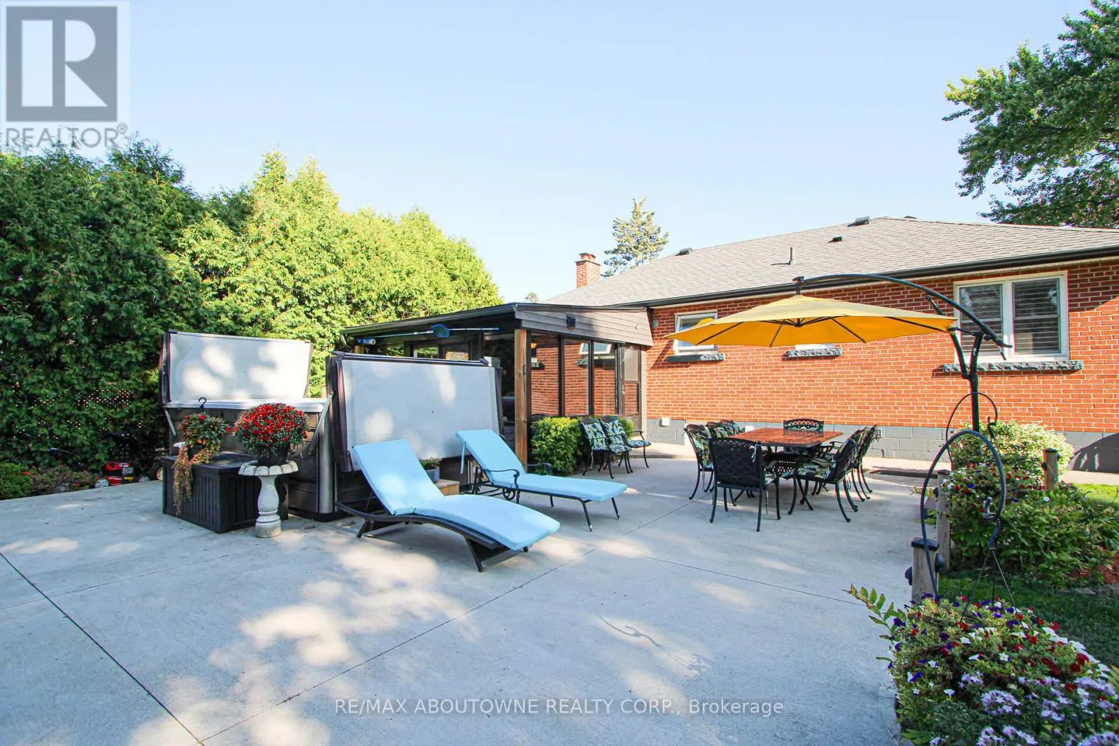 2105 MAPLEWOOD DRIVE