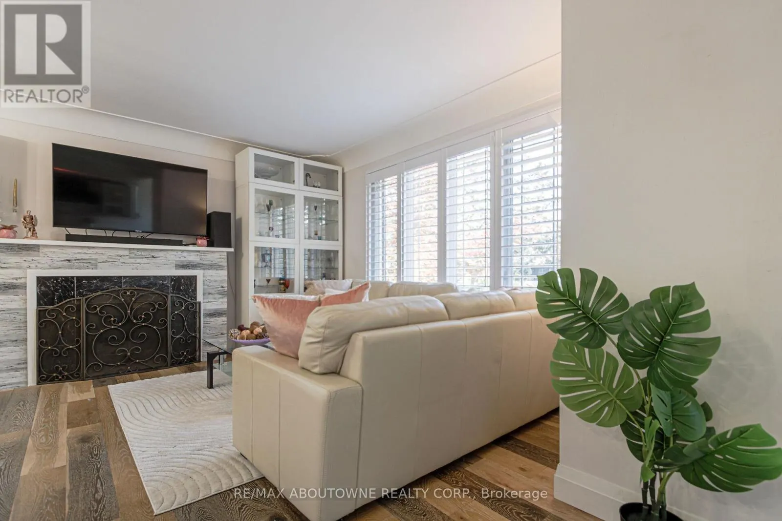 2105 MAPLEWOOD DRIVE