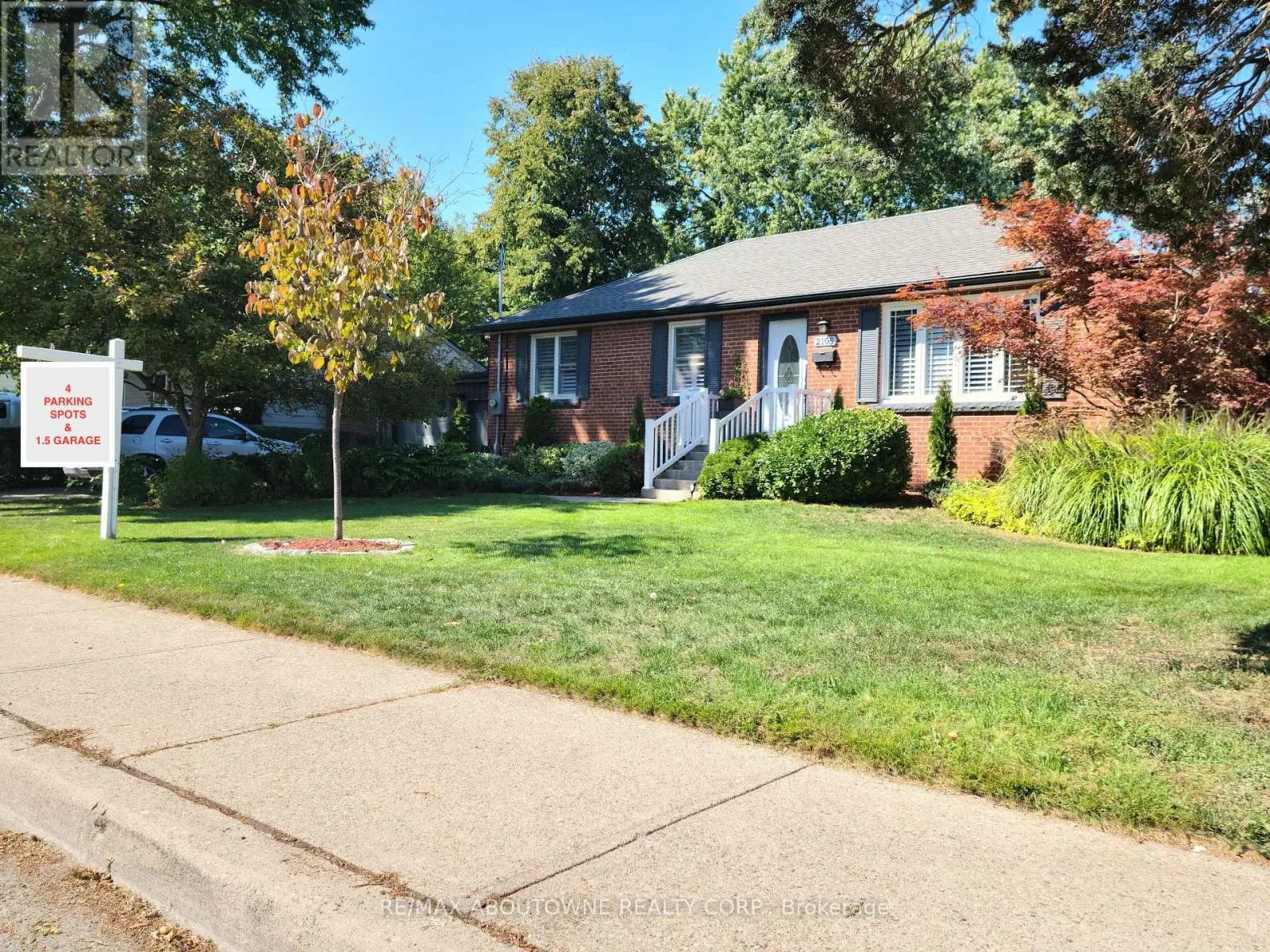 2105 MAPLEWOOD DRIVE
