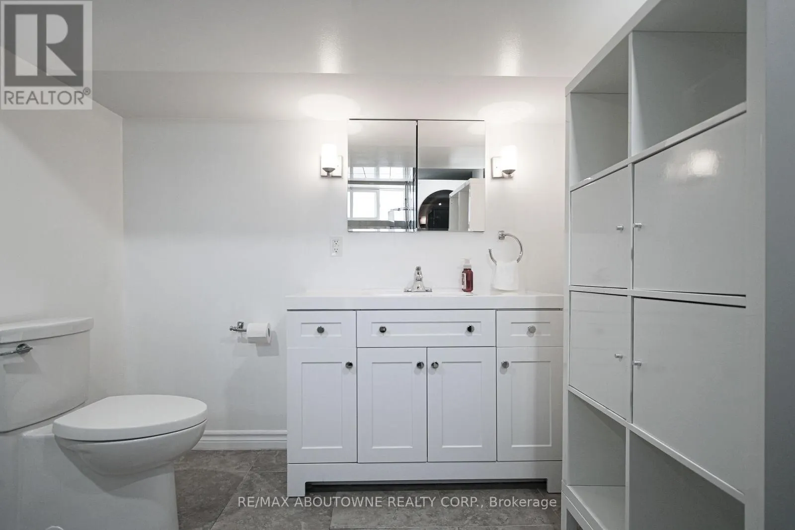 2105 MAPLEWOOD DRIVE