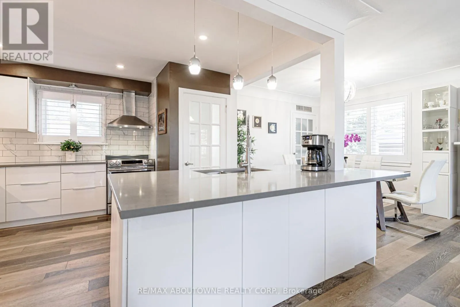 2105 MAPLEWOOD DRIVE