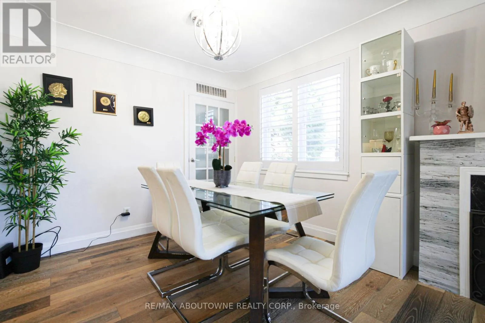 2105 MAPLEWOOD DRIVE