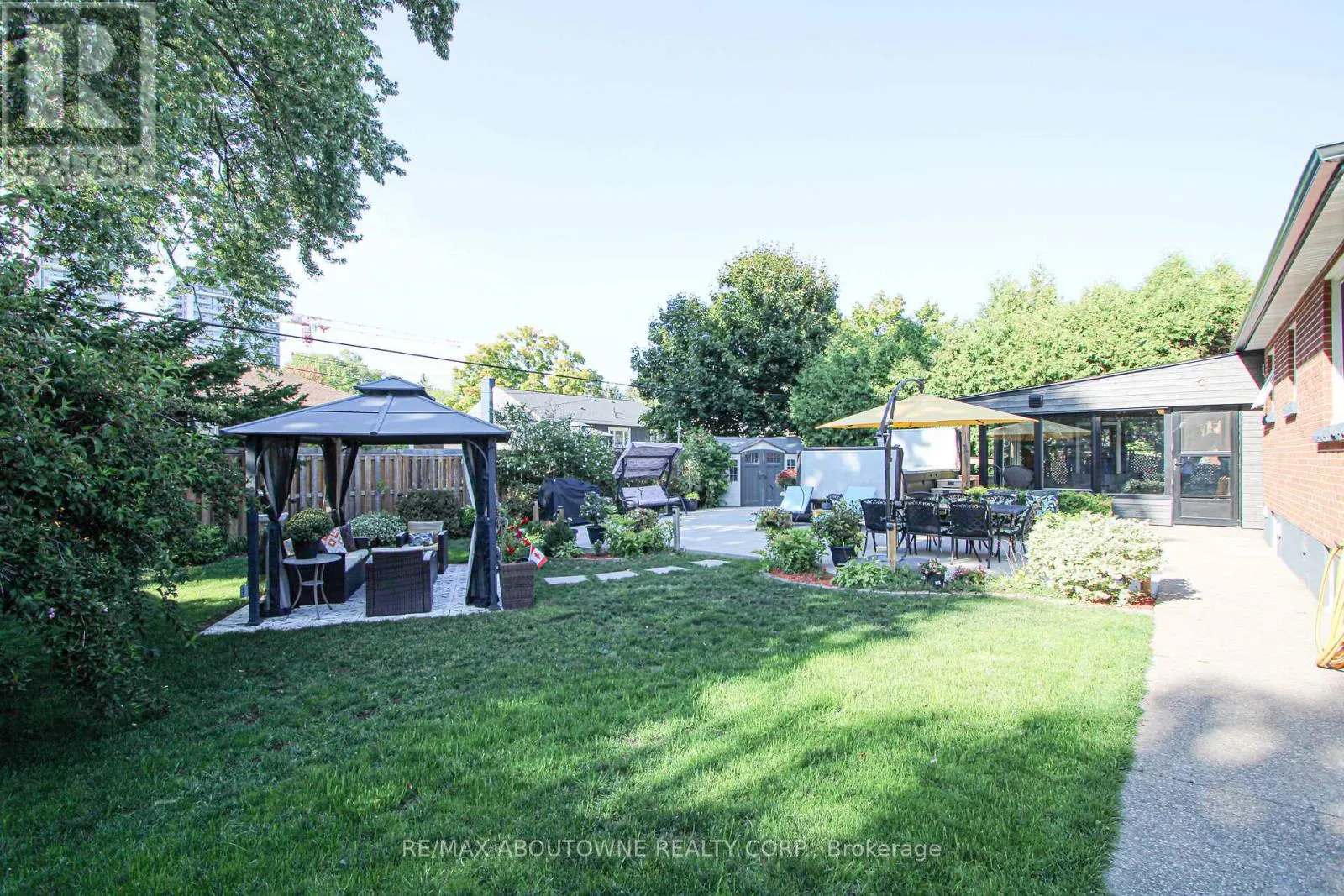 2105 MAPLEWOOD DRIVE