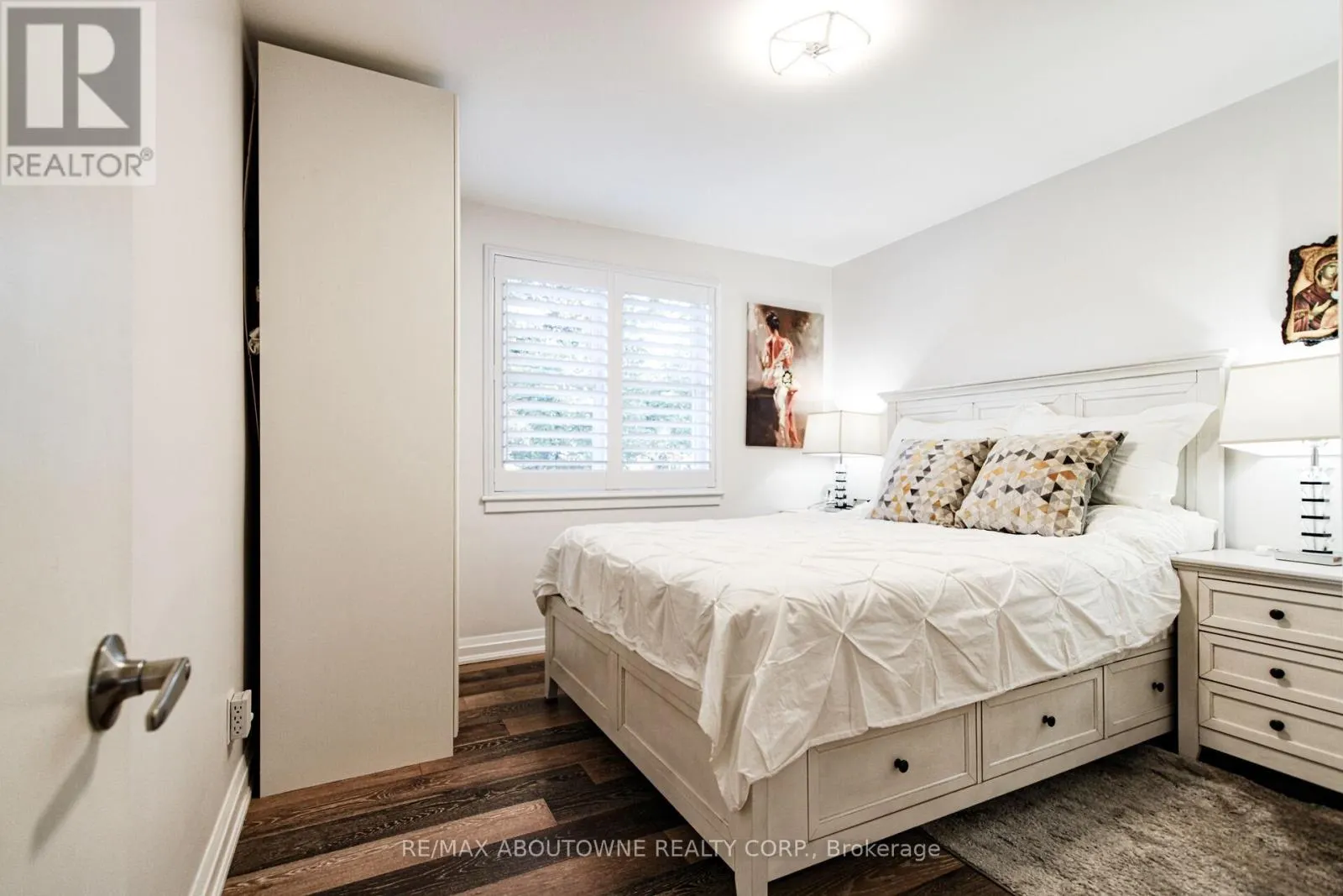 2105 MAPLEWOOD DRIVE
