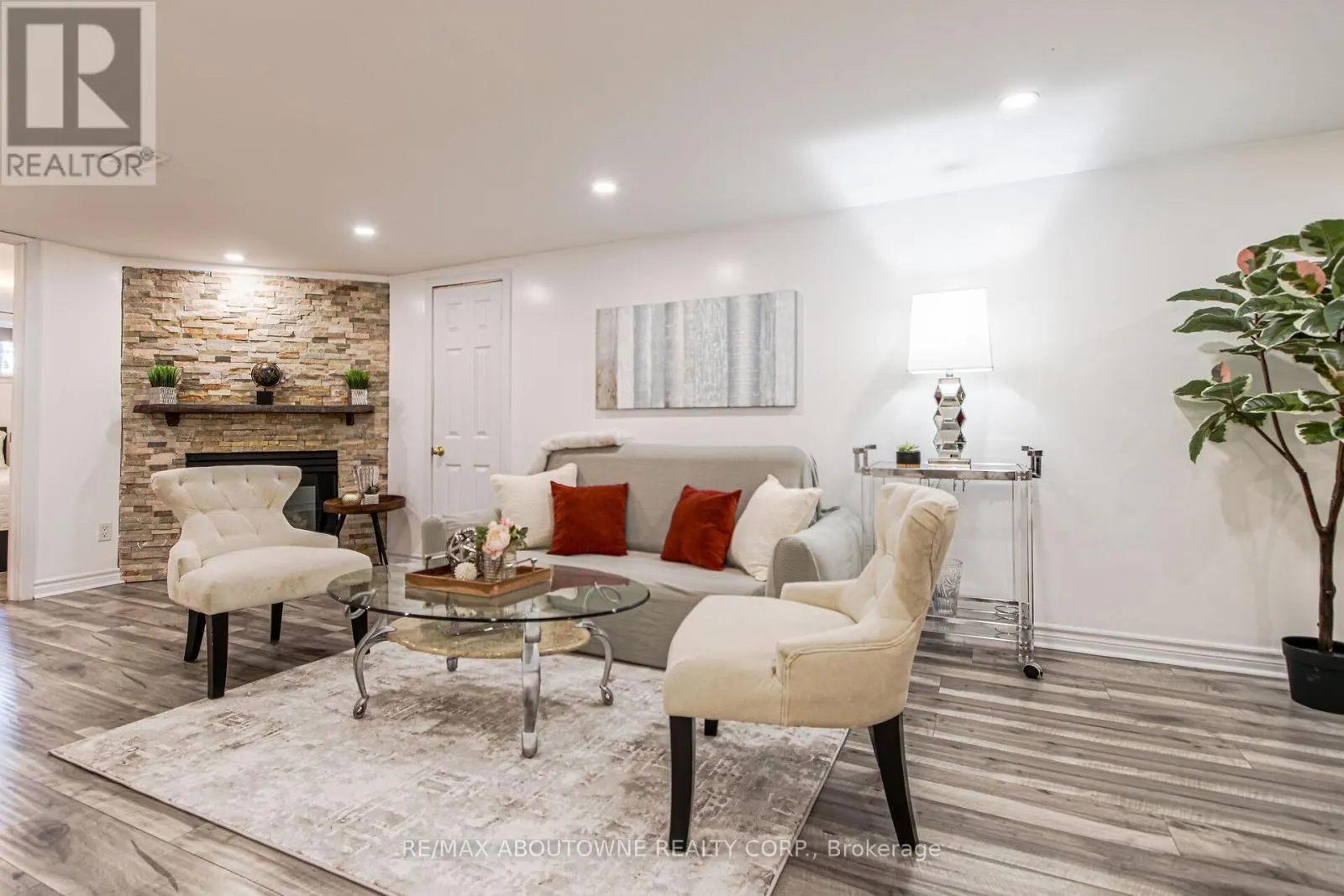 2105 MAPLEWOOD DRIVE