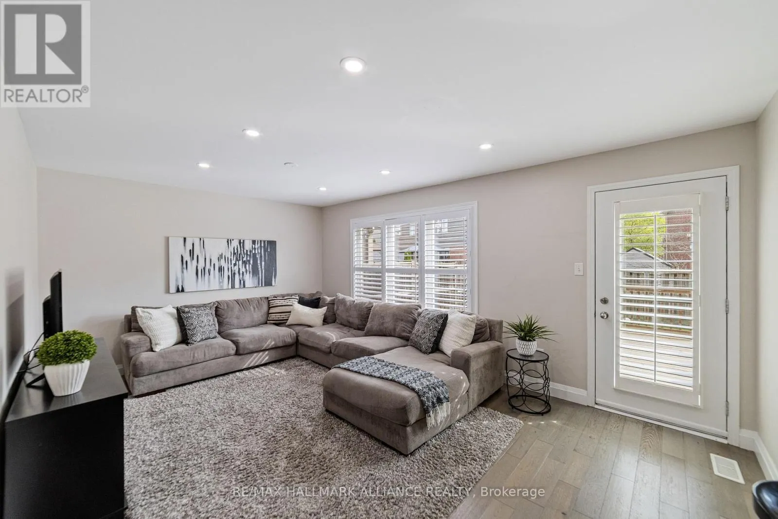 402 SCHREYER CRESCENT