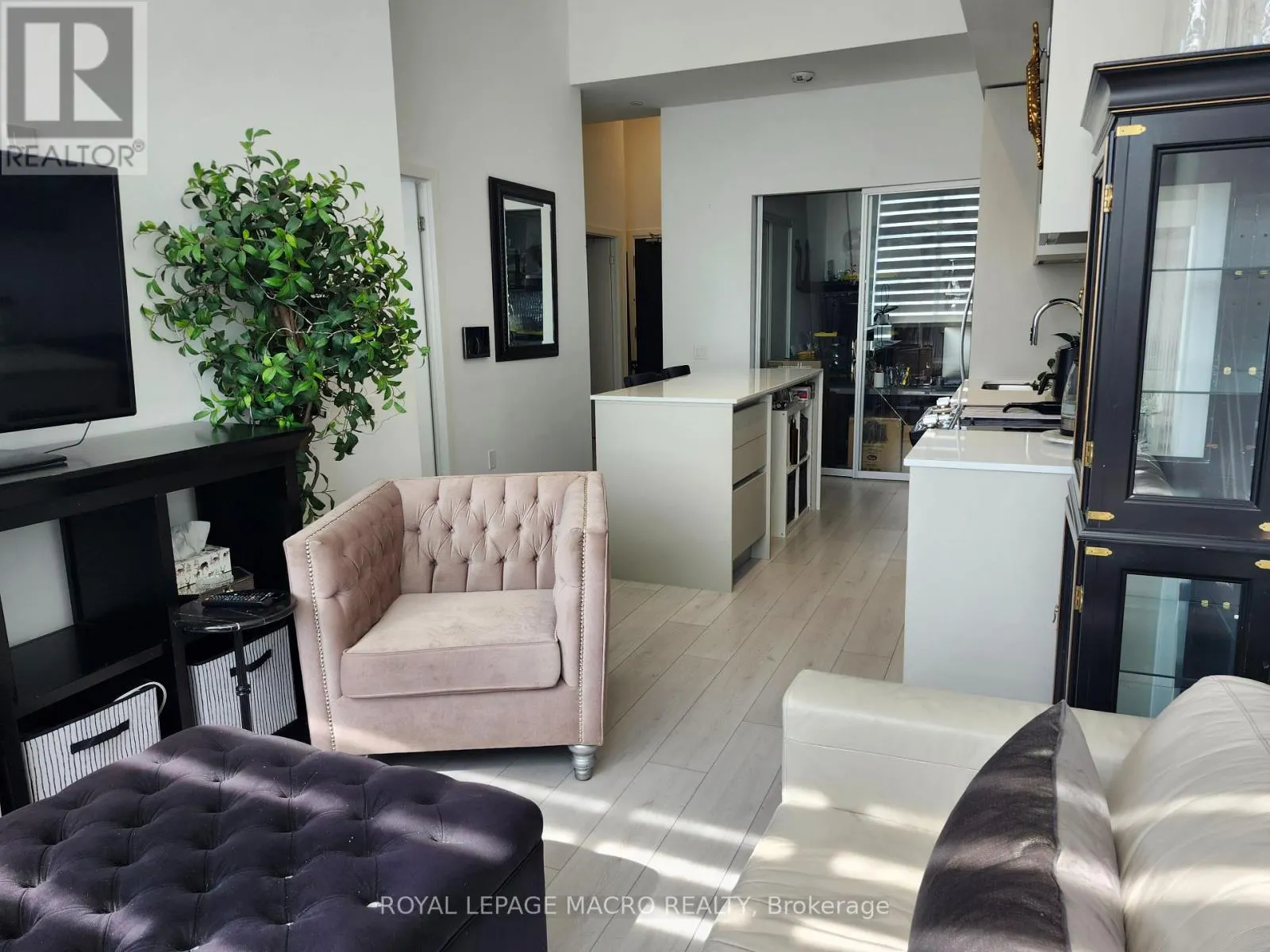 114 - 395 DUNDAS STREET W
