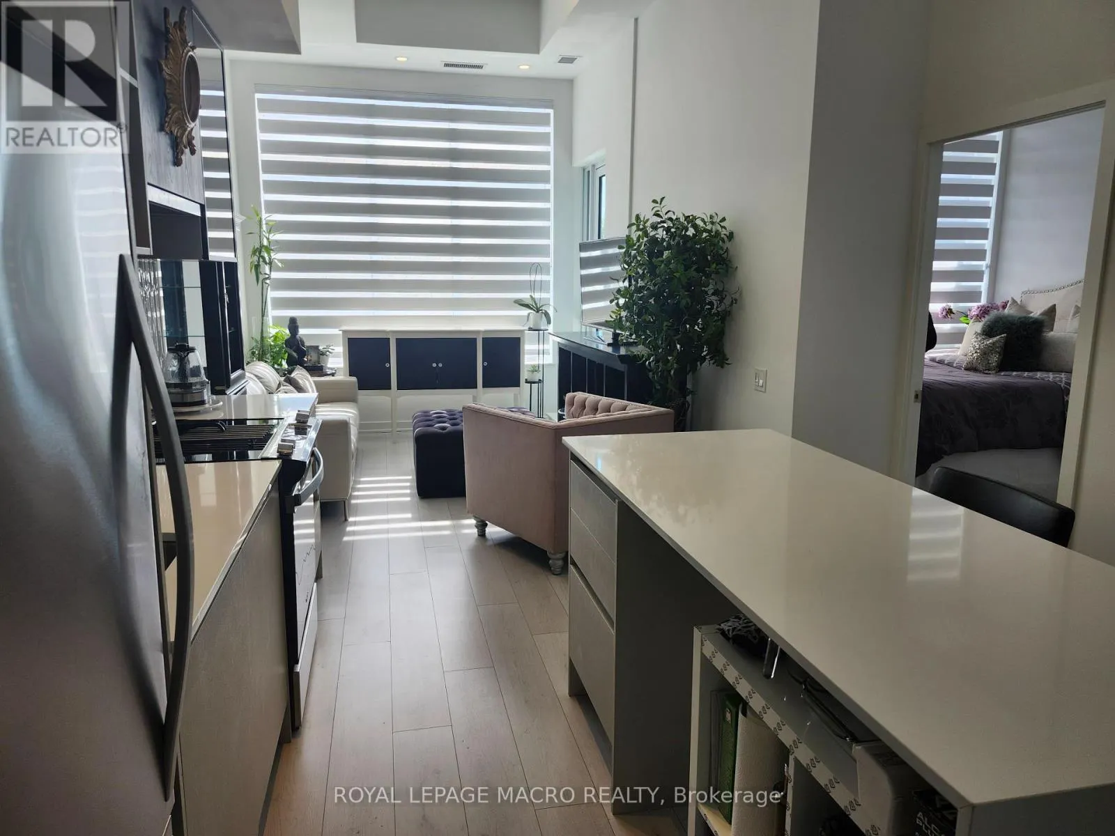 114 - 395 DUNDAS STREET W