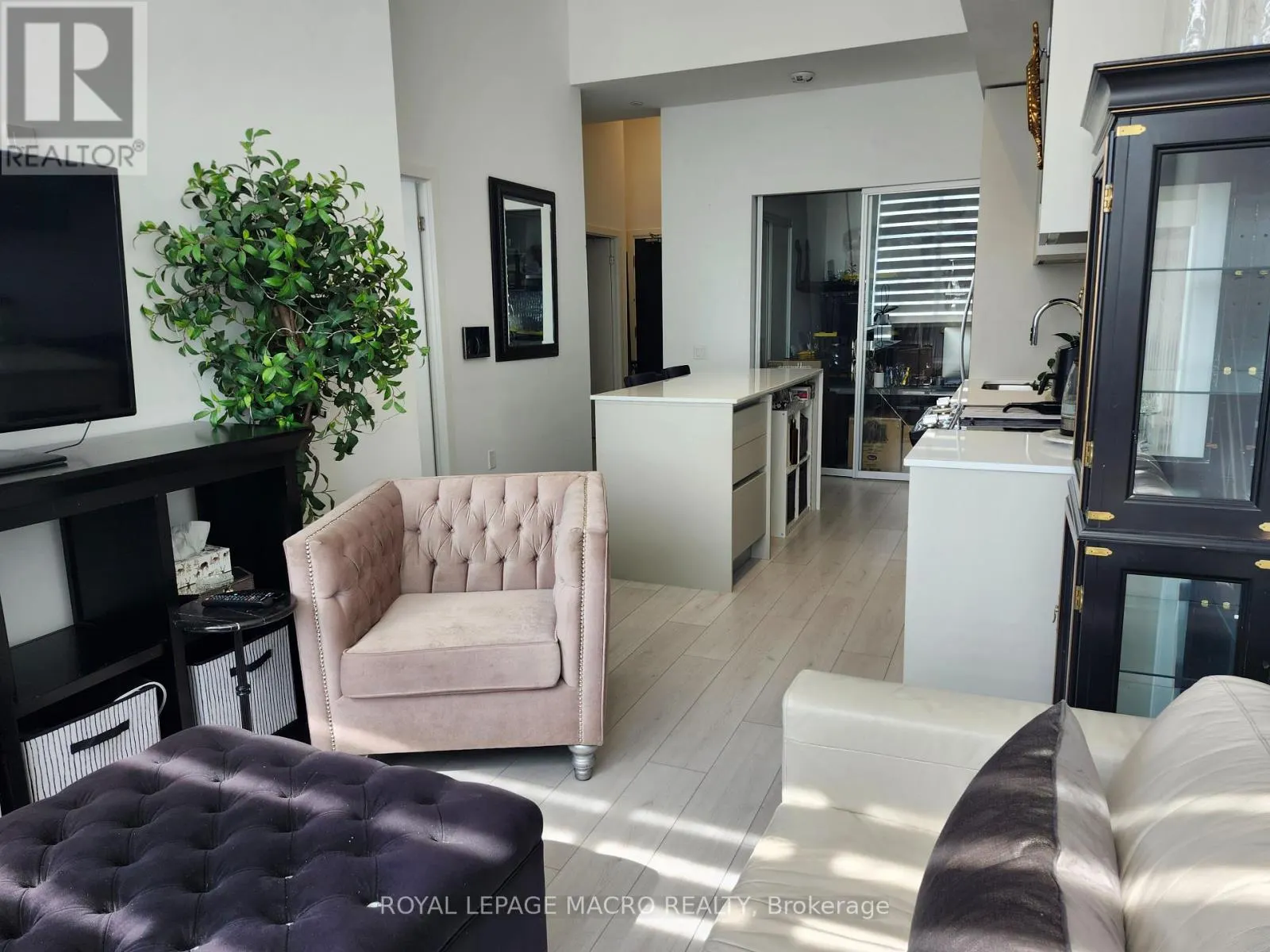114 - 395 DUNDAS STREET W