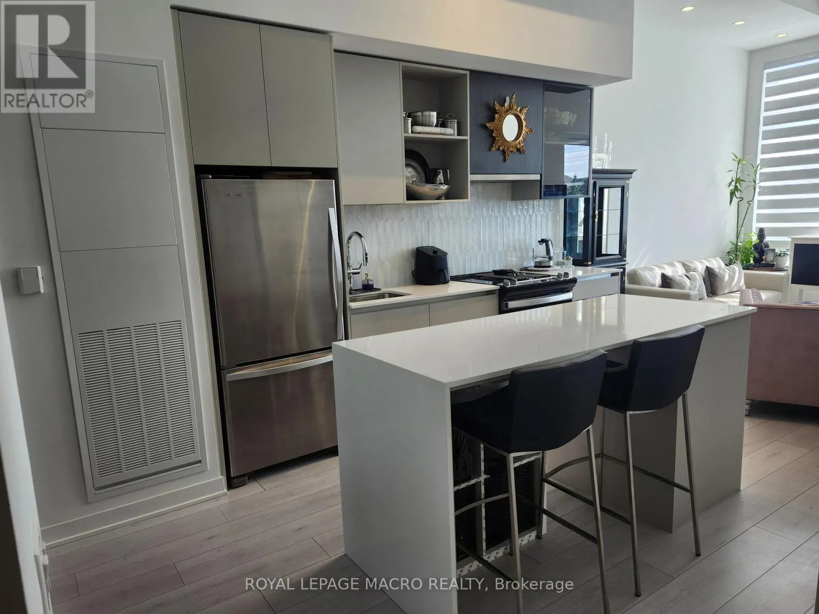 114 - 395 DUNDAS STREET W