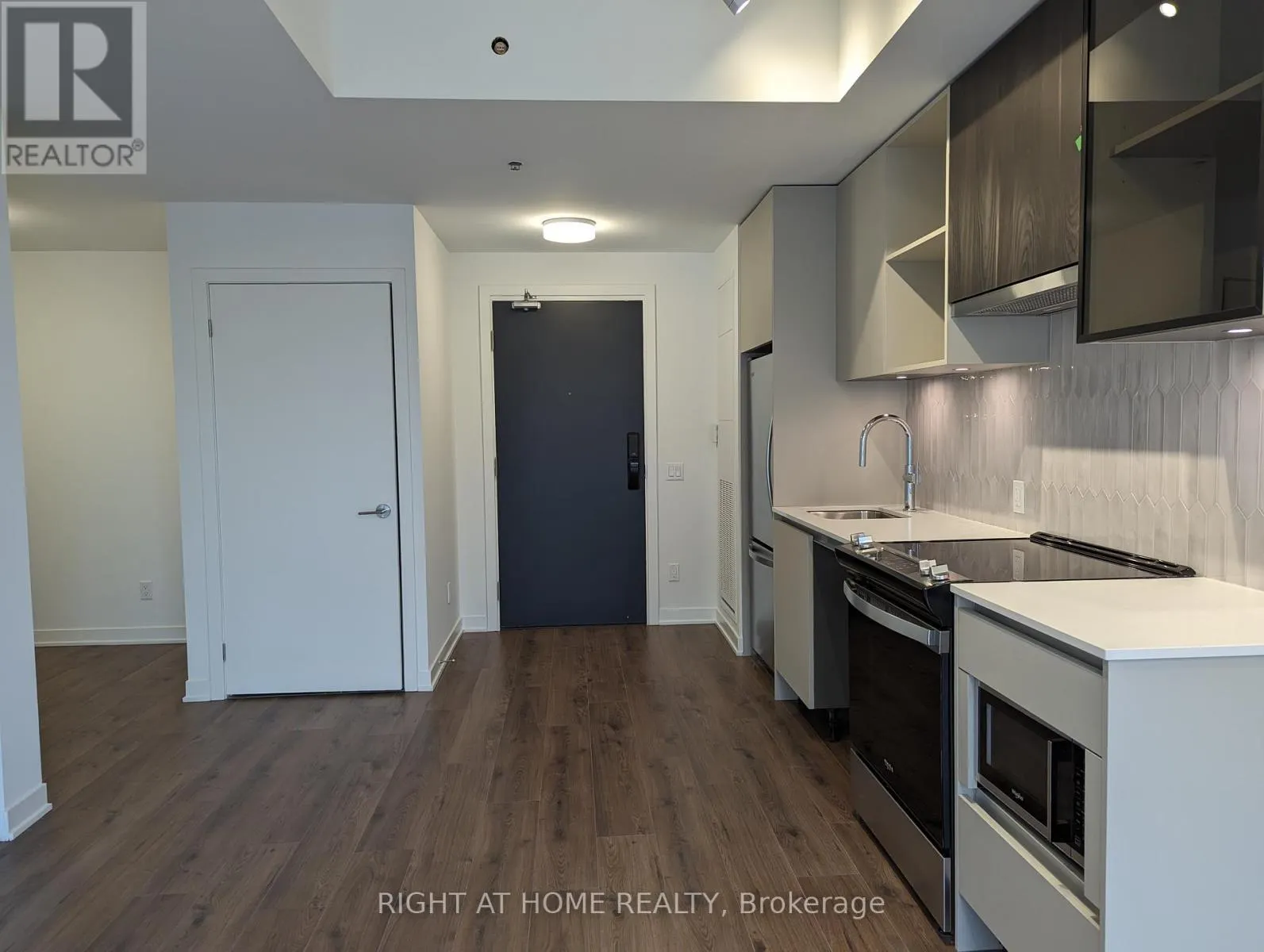 812 - 405 DUNDAS STREET W