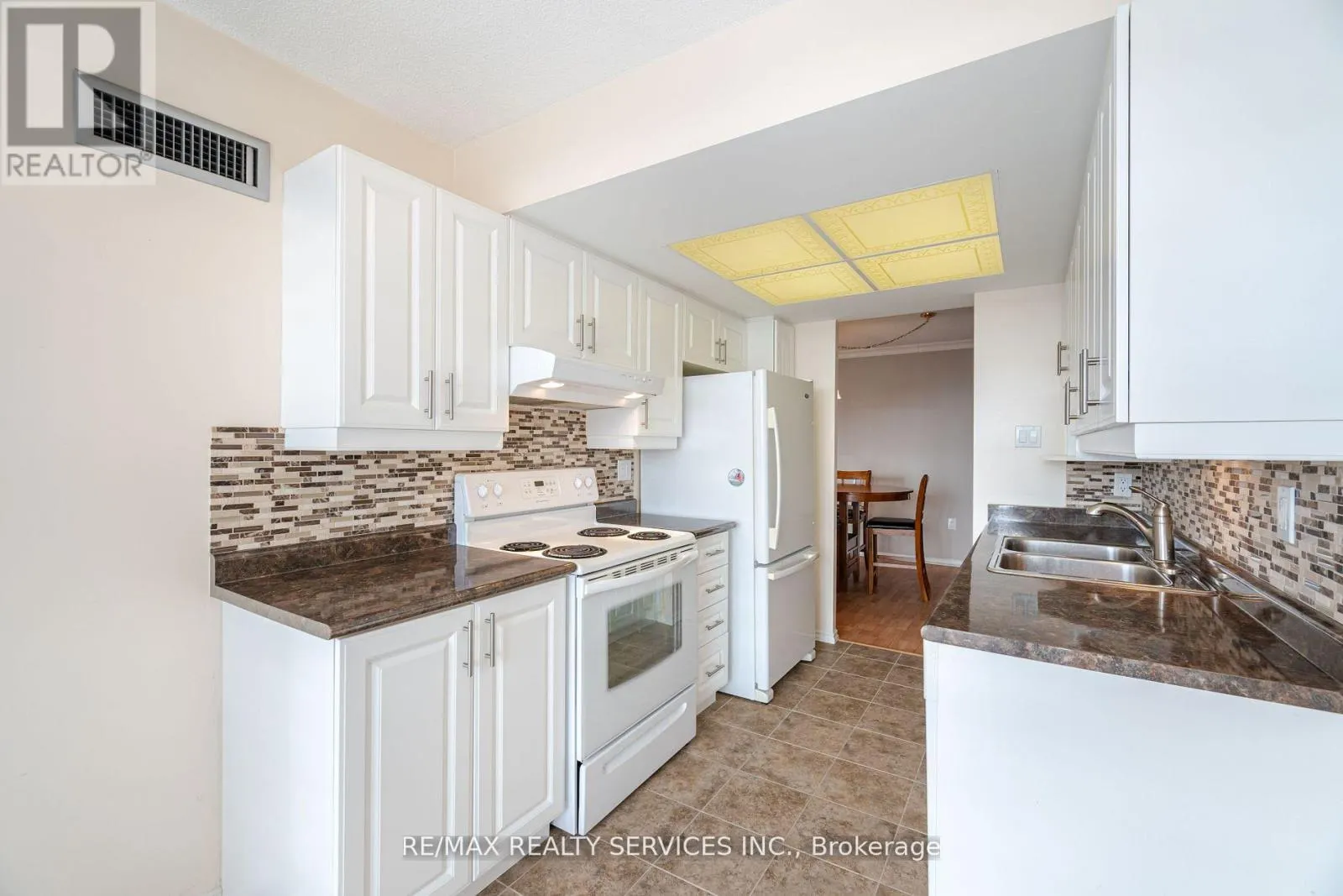 411 - 20 CHERRYTREE DRIVE