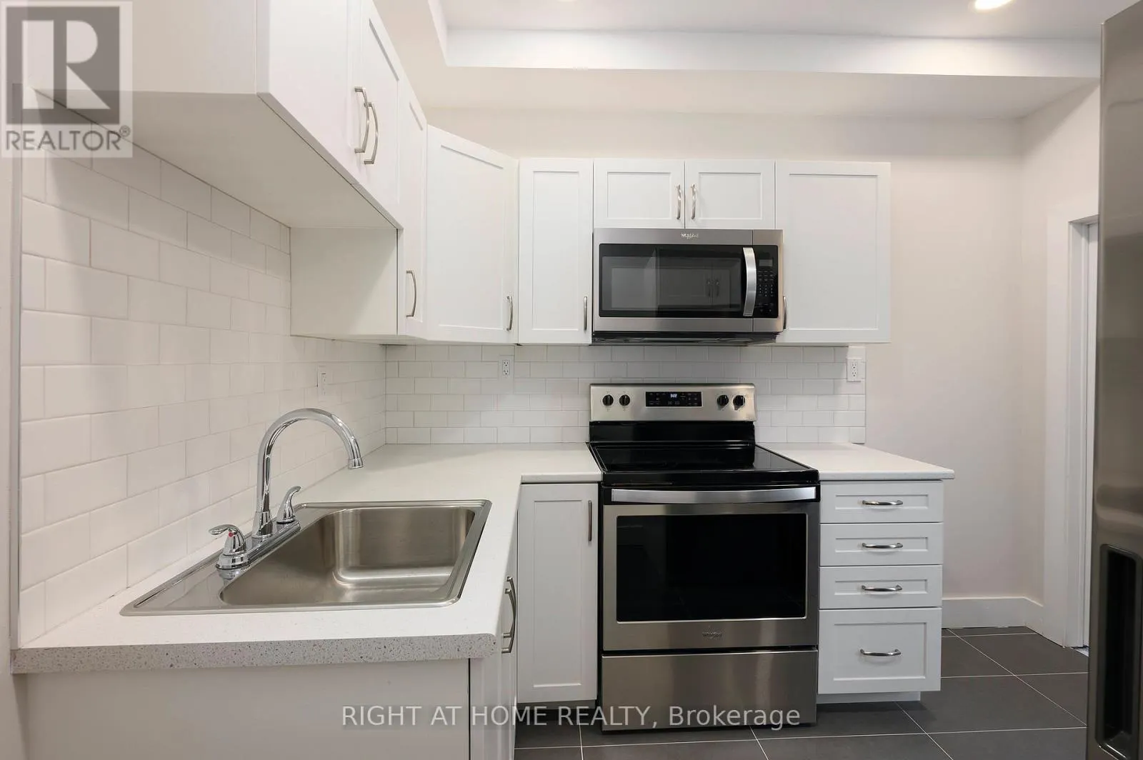 1995 DUNDAS STREET W