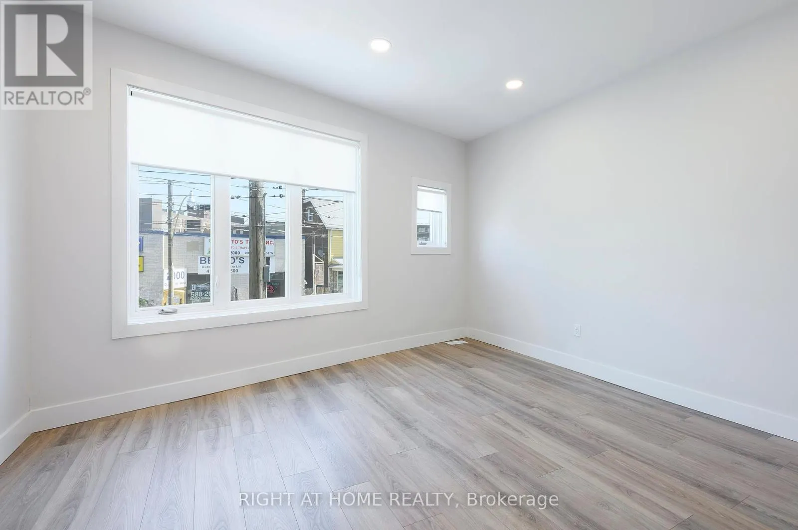 1995 DUNDAS STREET W