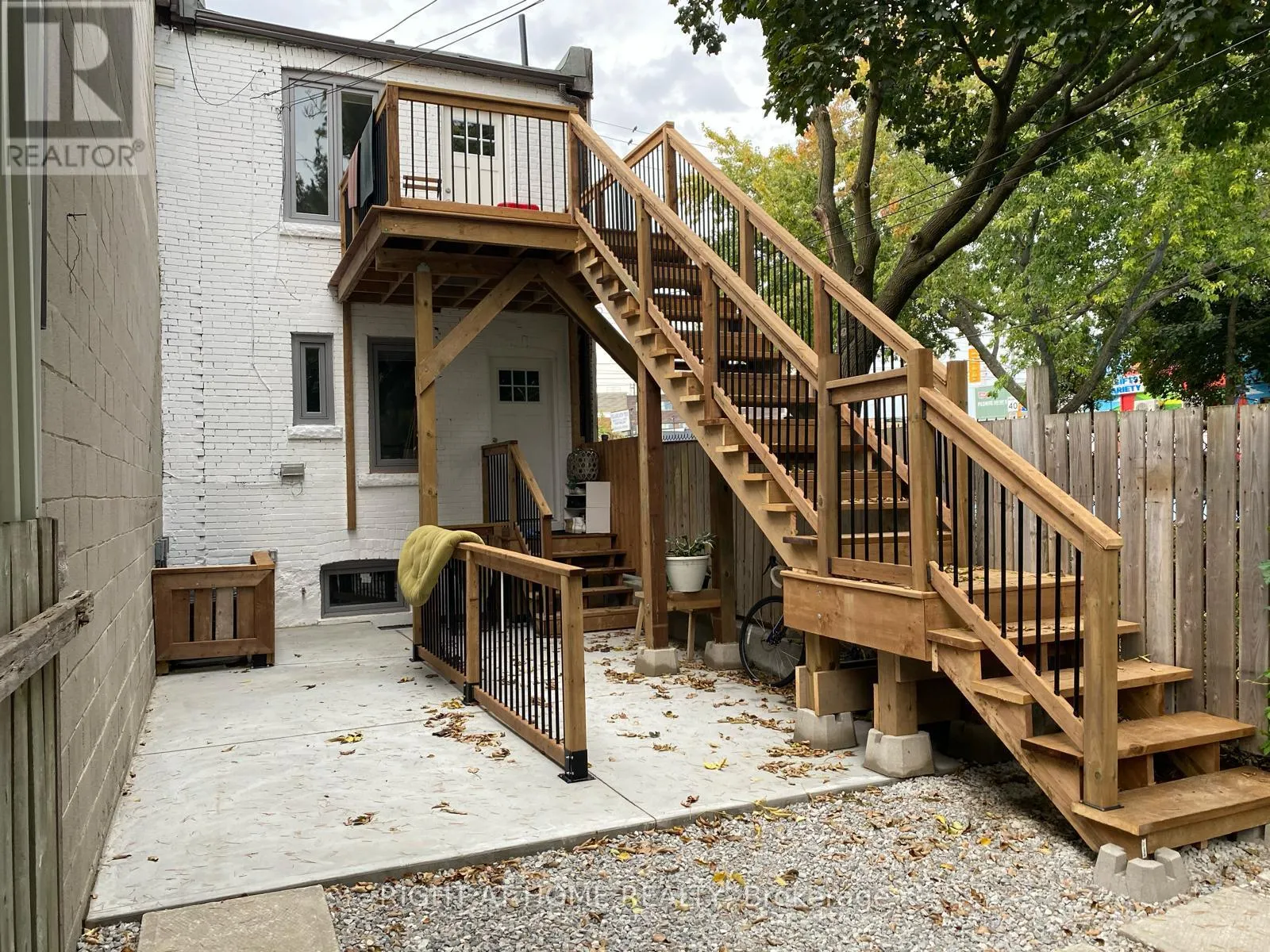 1995 DUNDAS STREET W