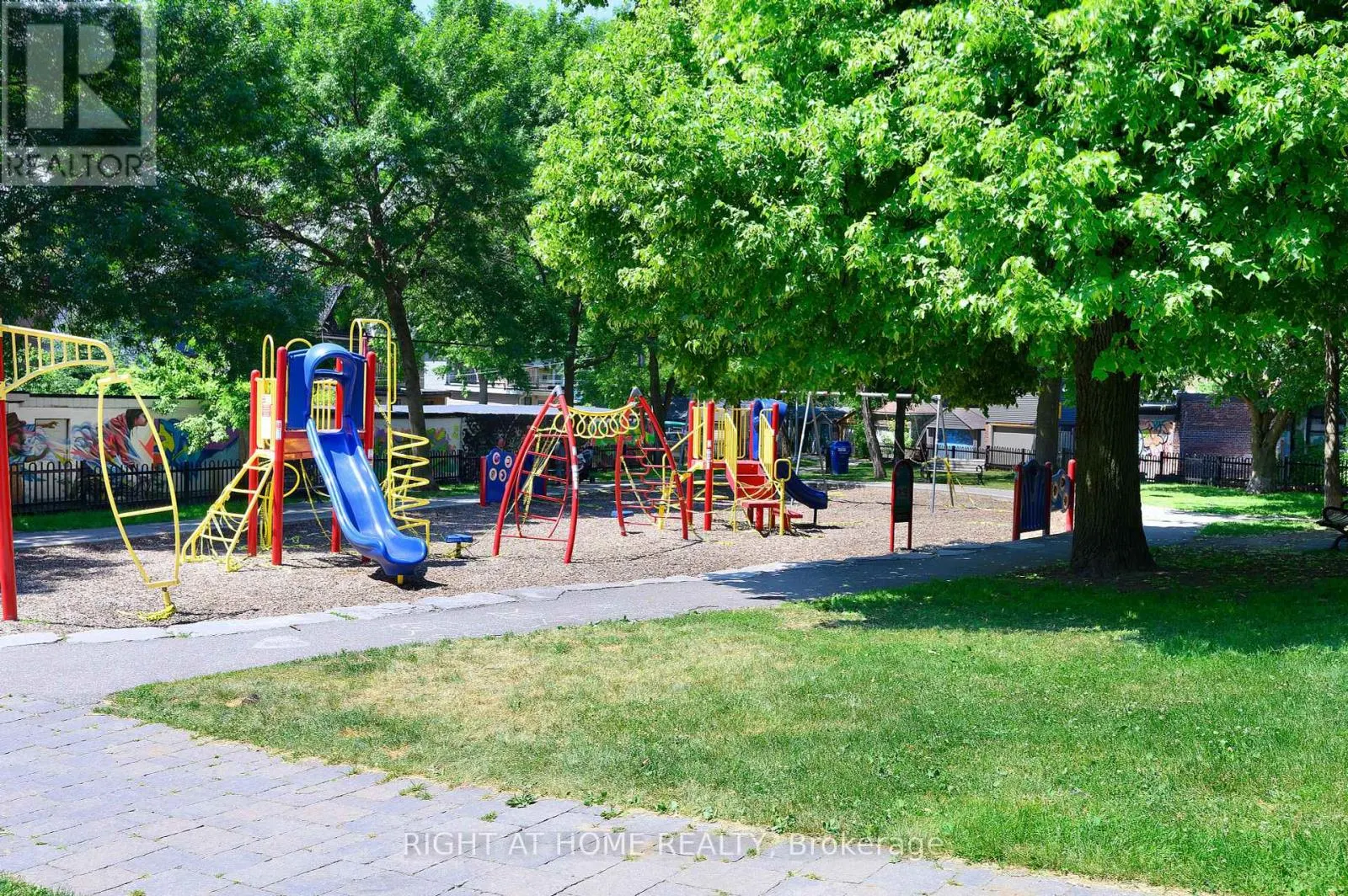 1995 DUNDAS STREET W