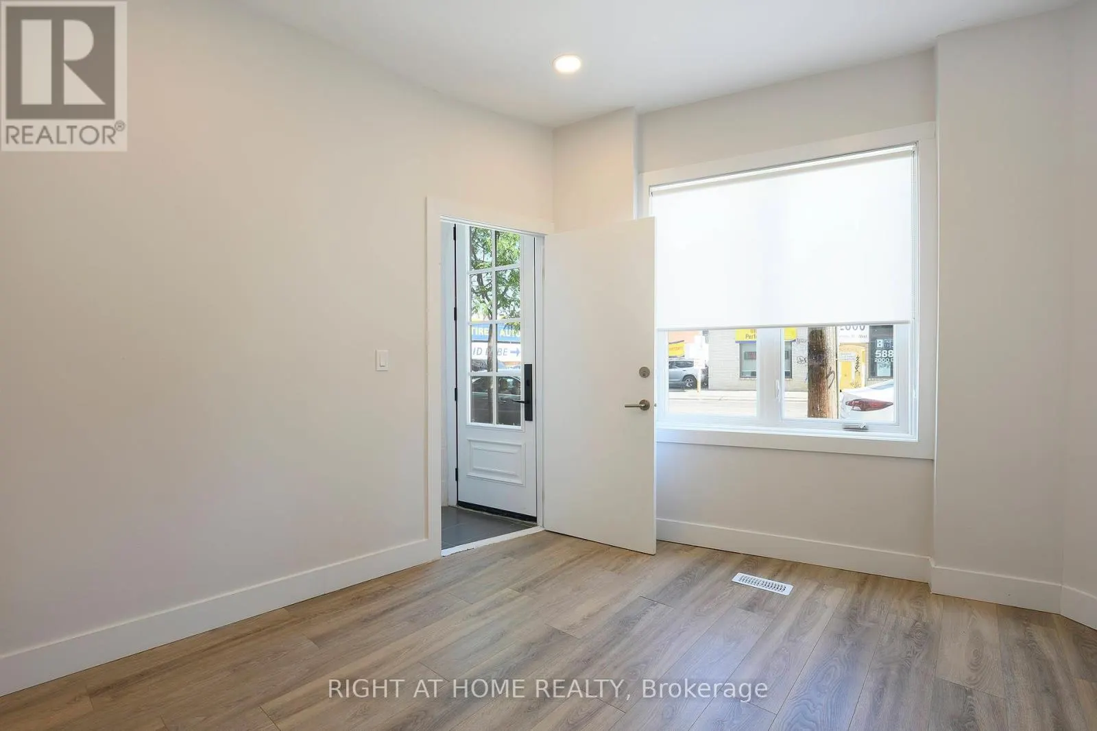 1995 DUNDAS STREET W