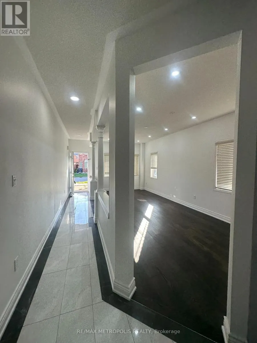 UPPER - 53 COMMODORE DRIVE
