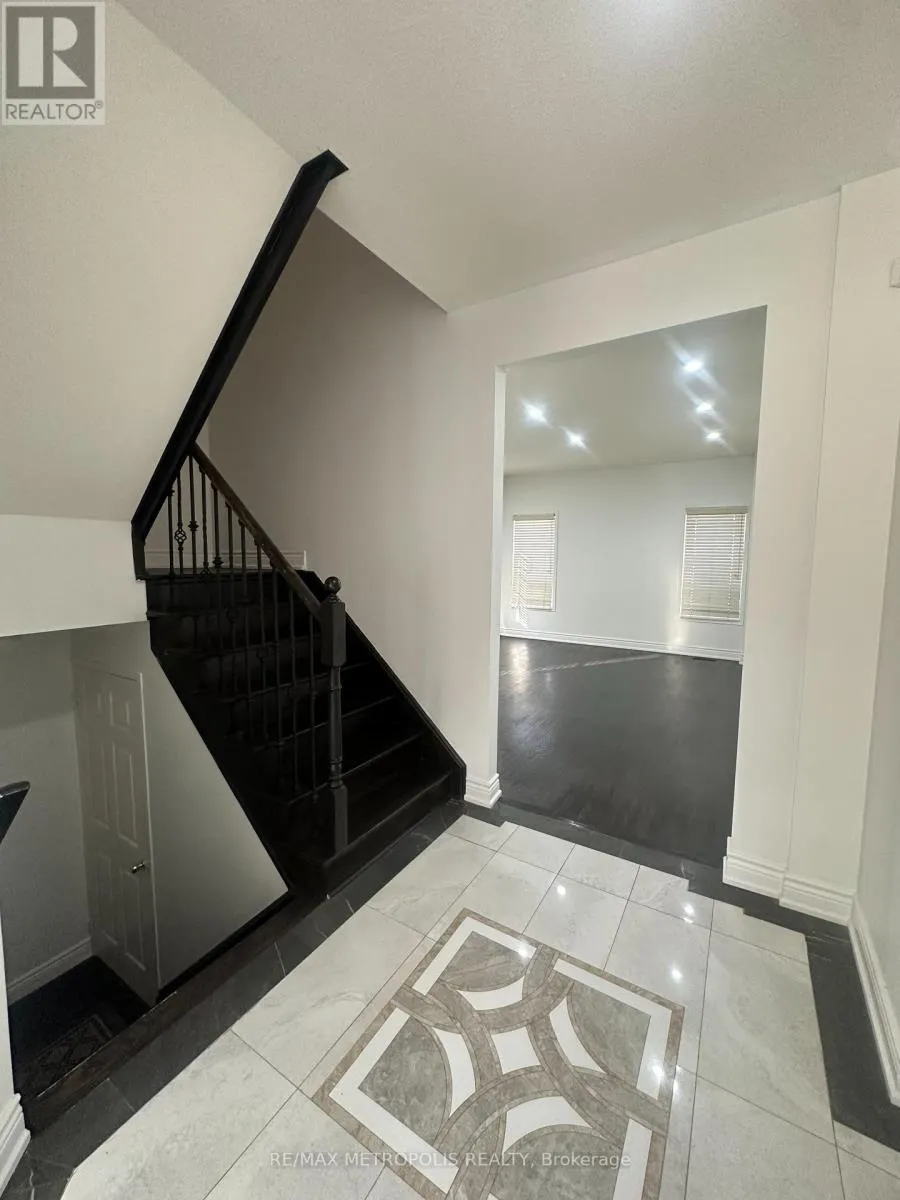 UPPER - 53 COMMODORE DRIVE