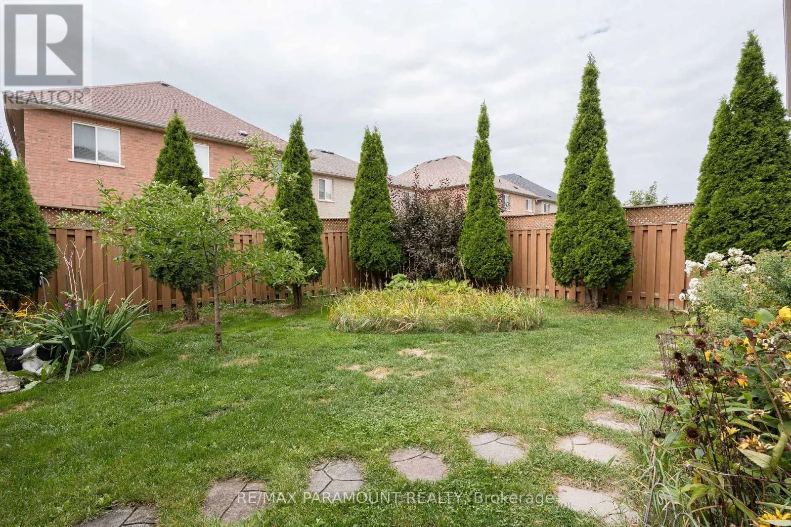 19 RIVER ROCK CRESCENT