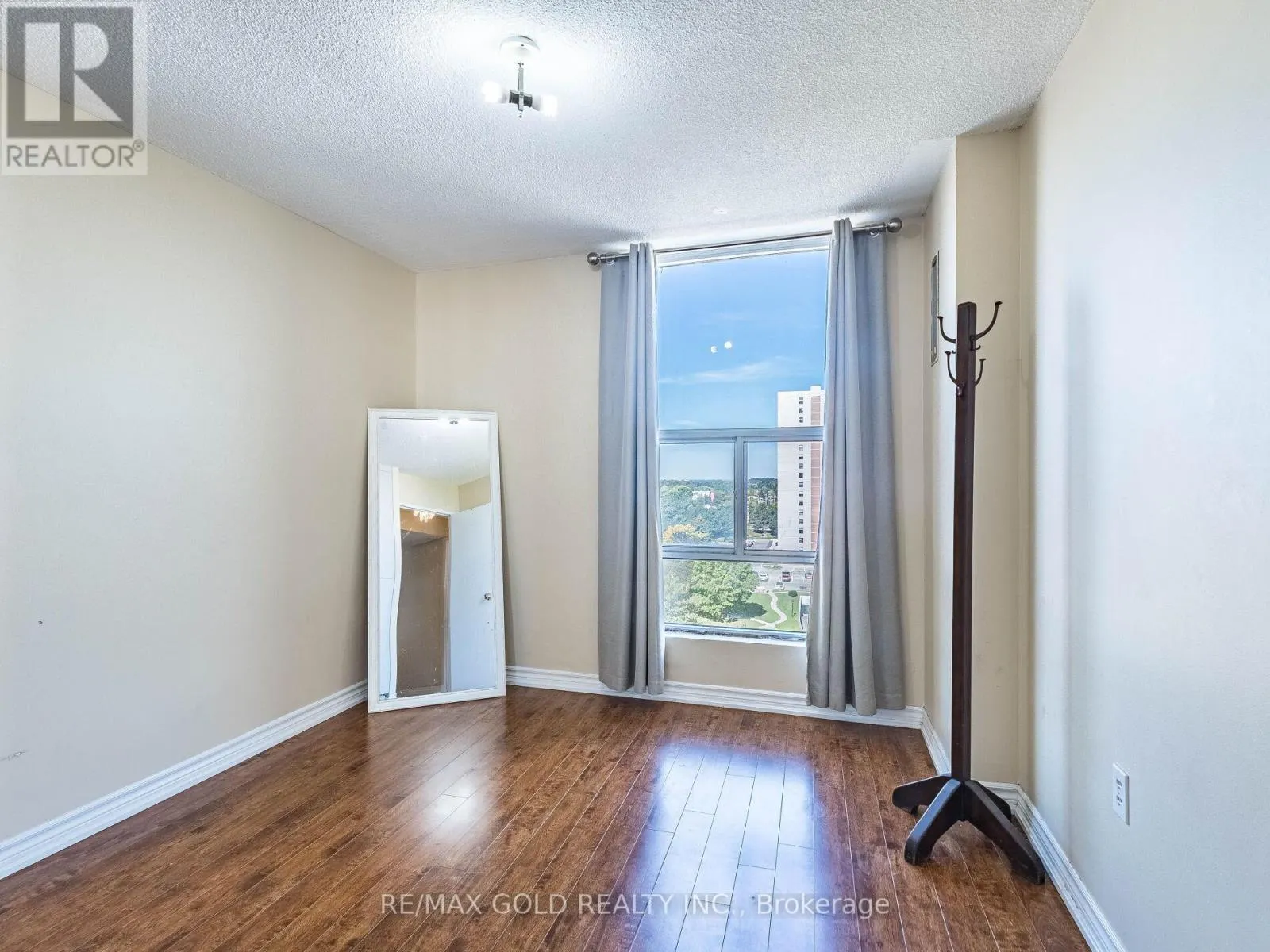 1010 - 17 KNIGHTSBRIDGE ROAD