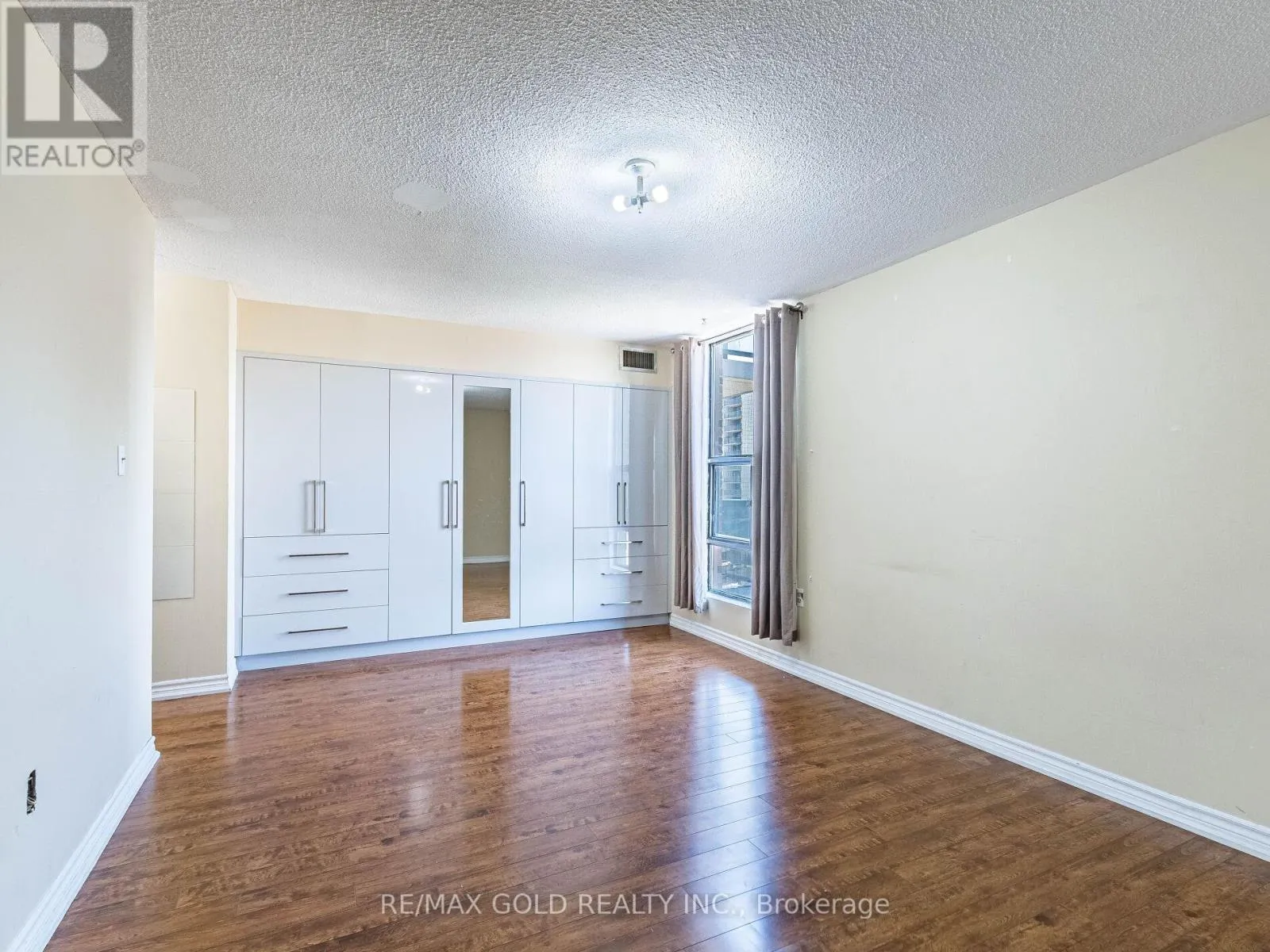 1010 - 17 KNIGHTSBRIDGE ROAD