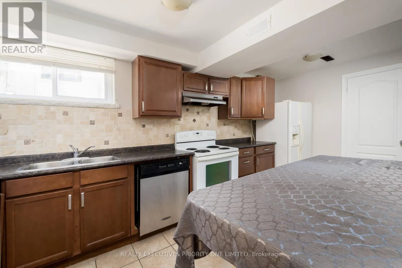 5 LANTOS COURT