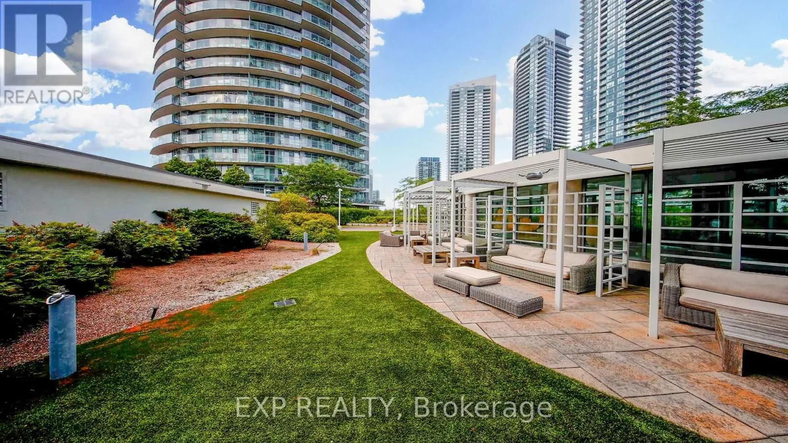 319 - 2240 LAKE SHORE BOULEVARD W