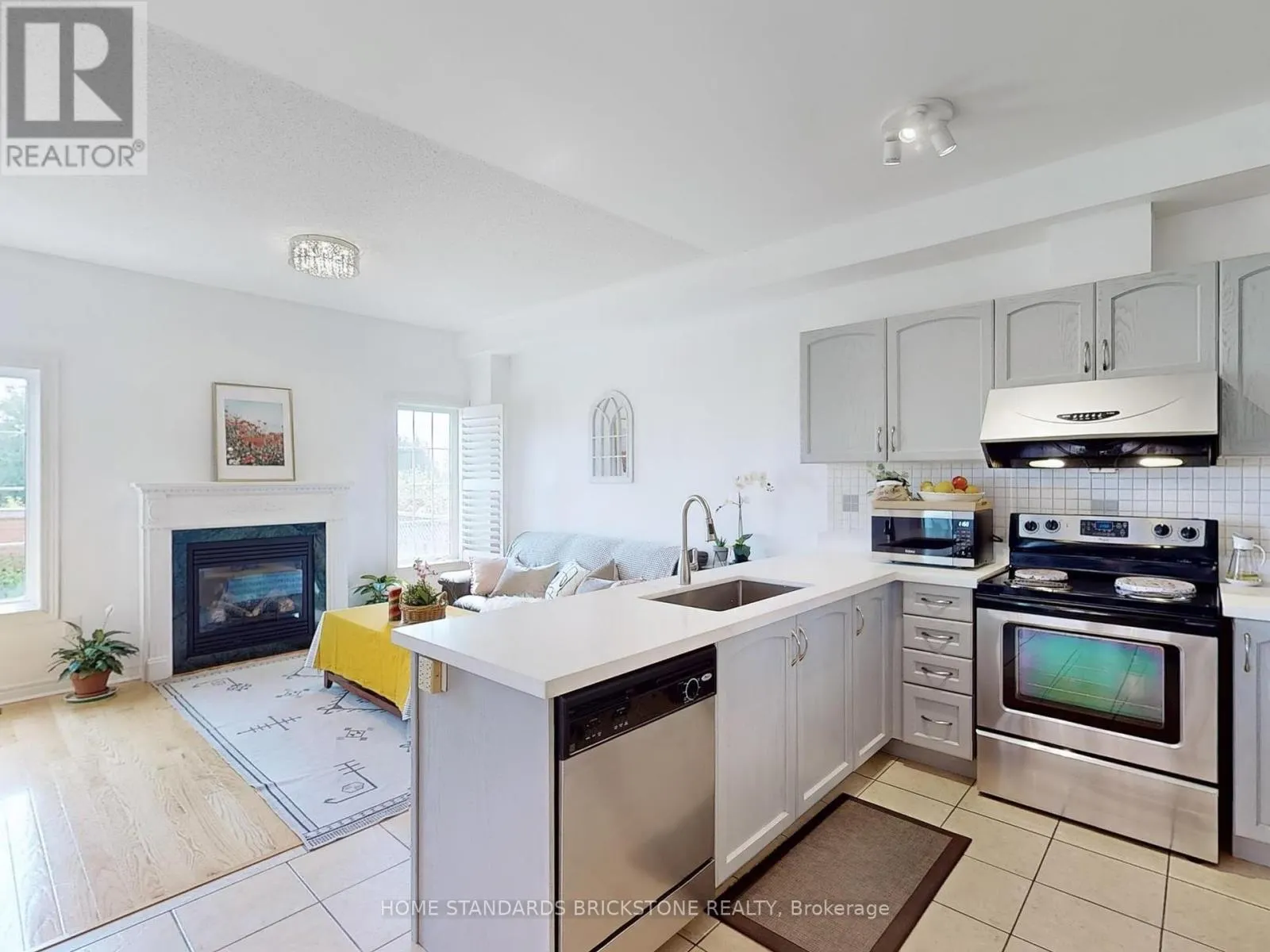 50 VERSAILLES CRESCENT