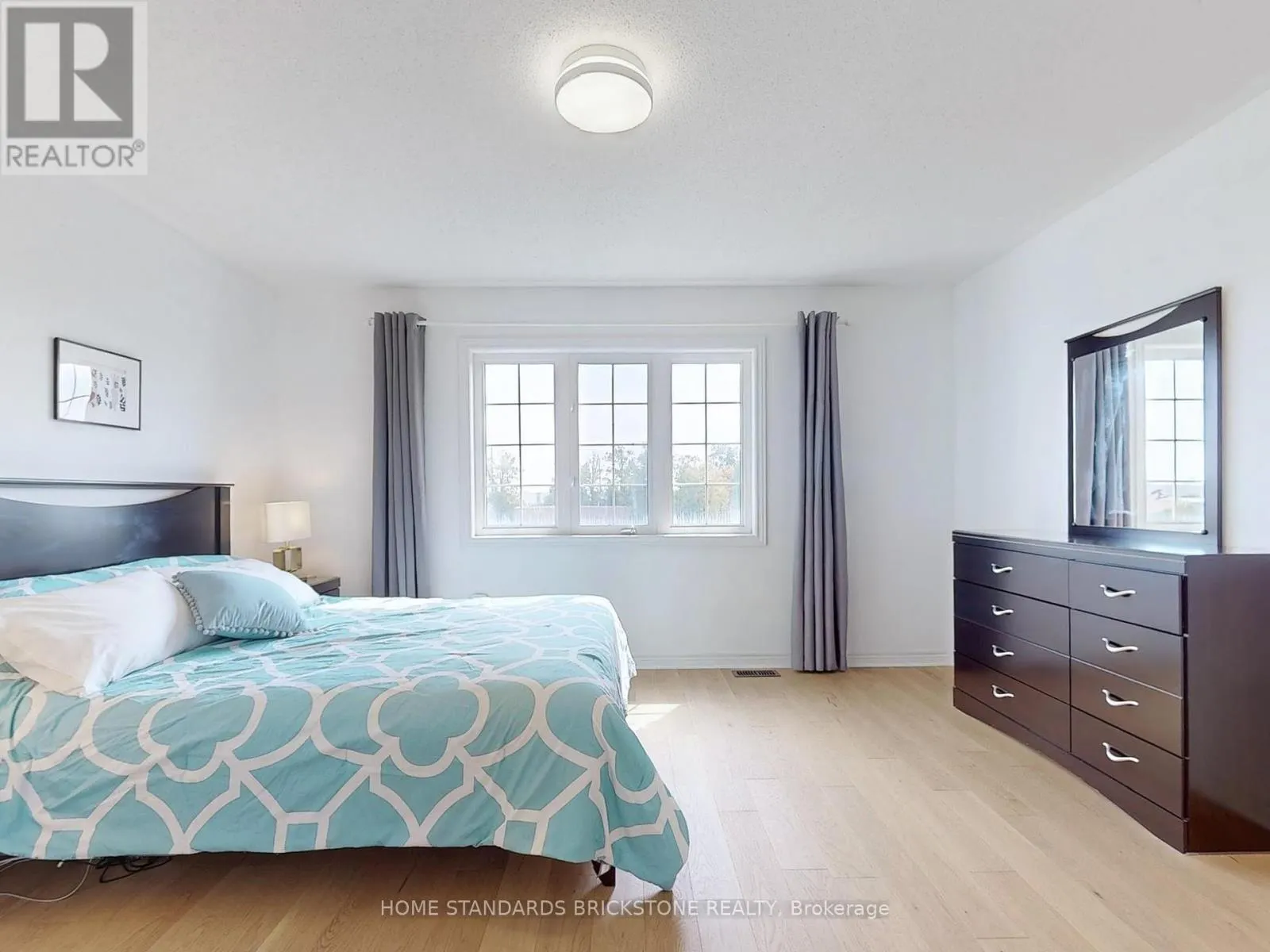 50 VERSAILLES CRESCENT