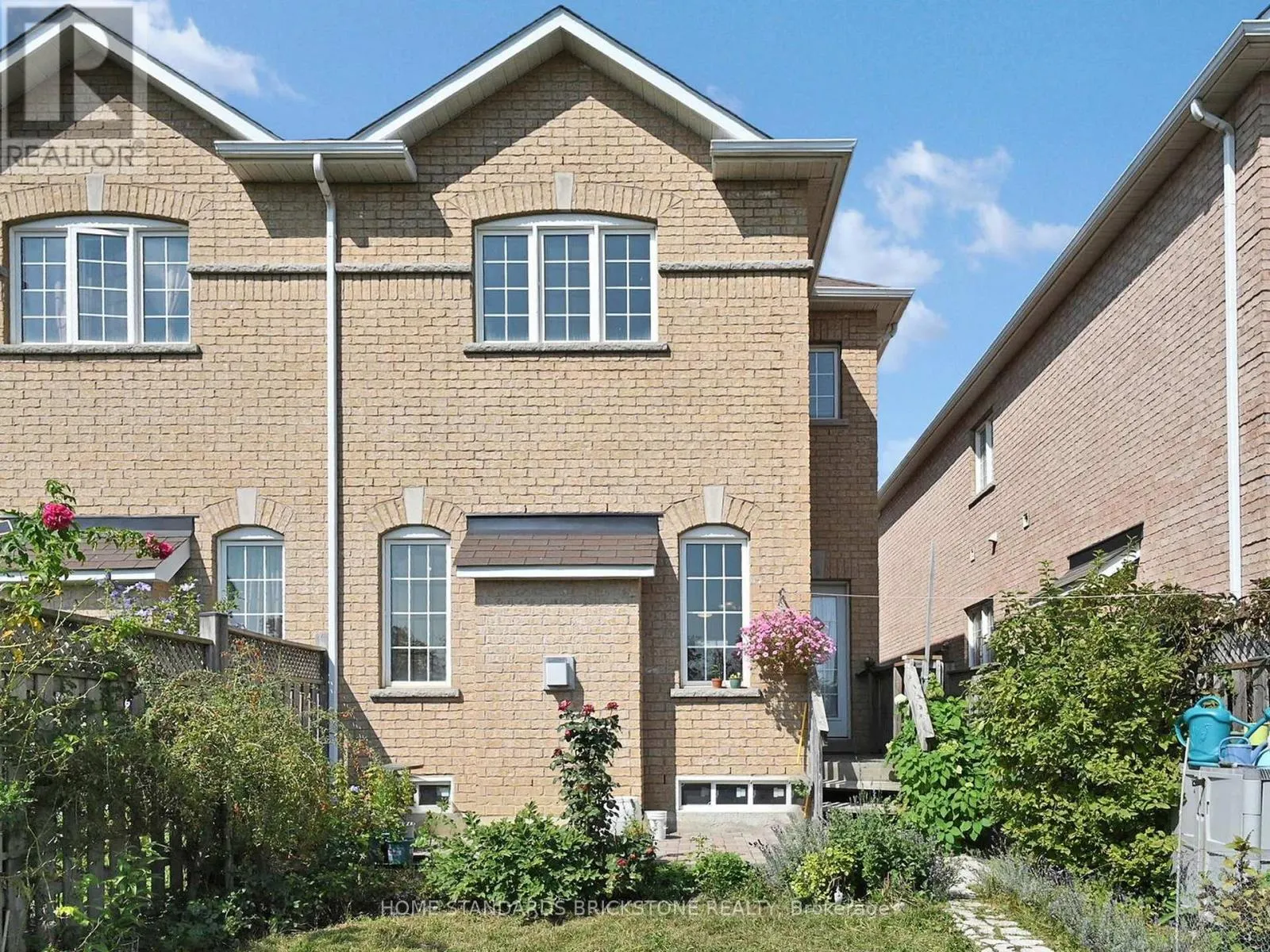50 VERSAILLES CRESCENT