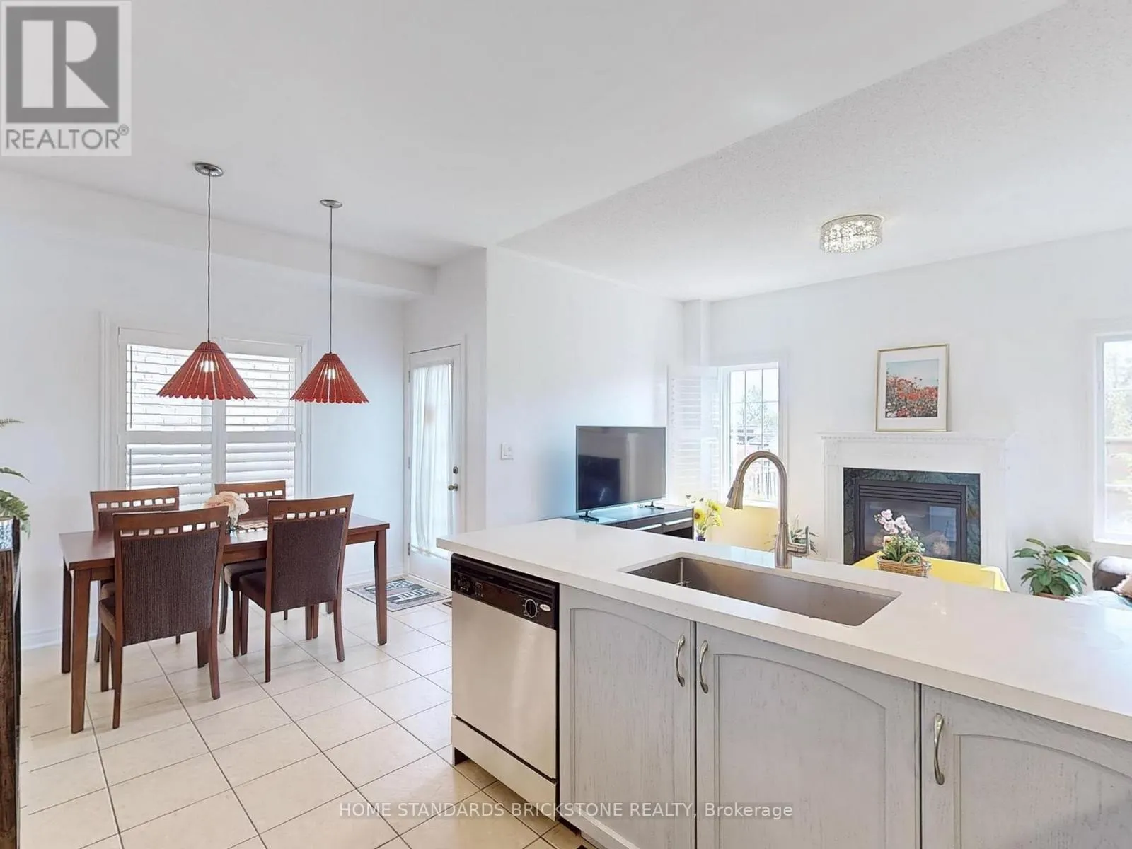 50 VERSAILLES CRESCENT