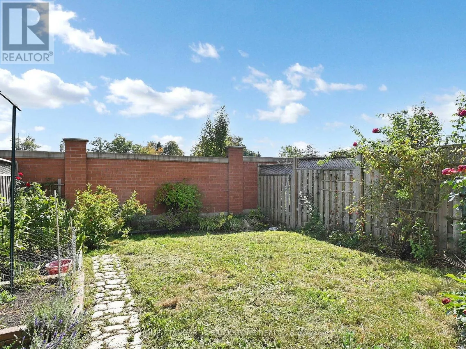 50 VERSAILLES CRESCENT