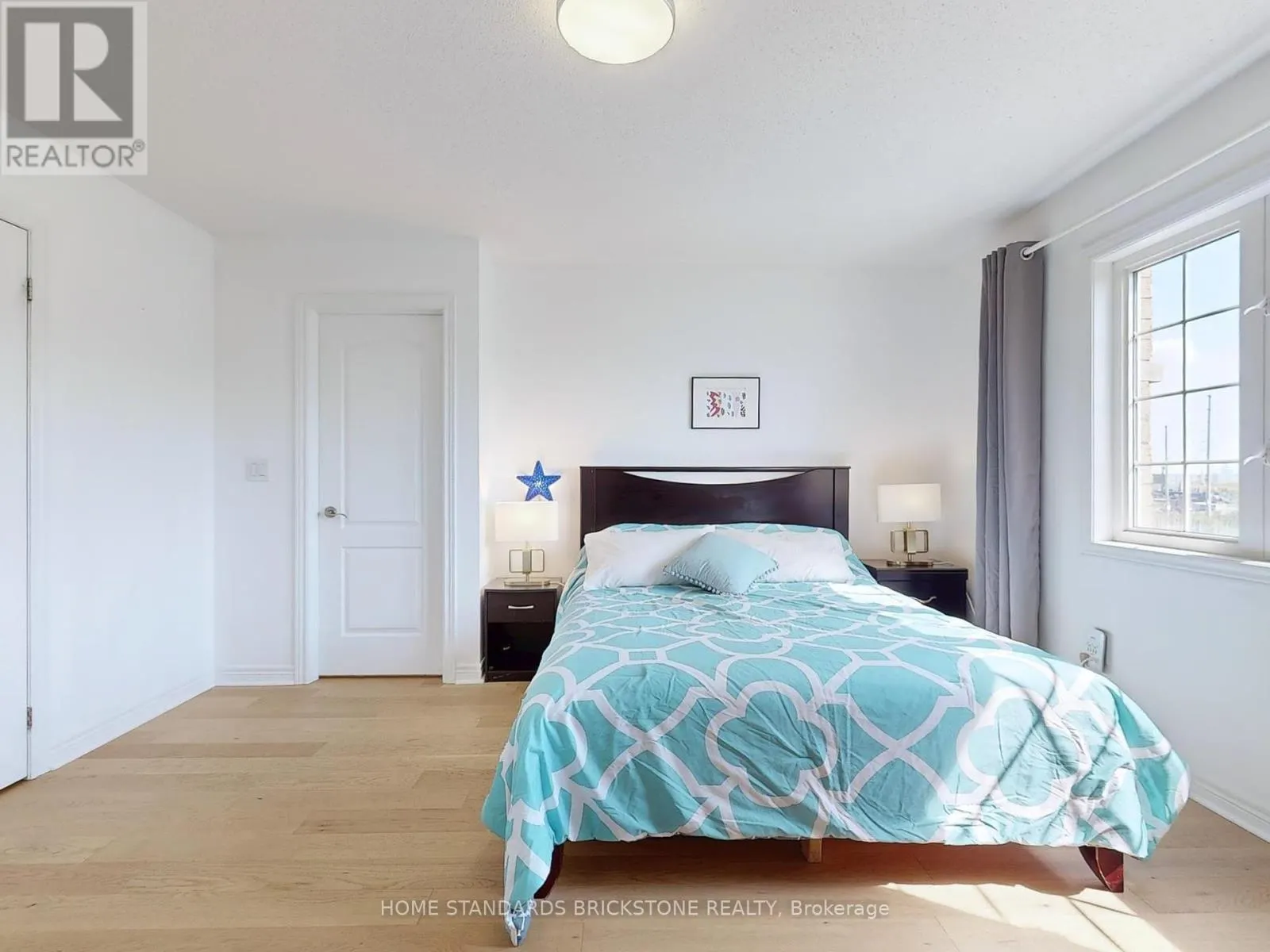 50 VERSAILLES CRESCENT