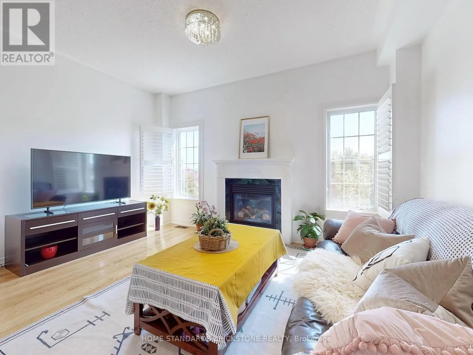 50 VERSAILLES CRESCENT