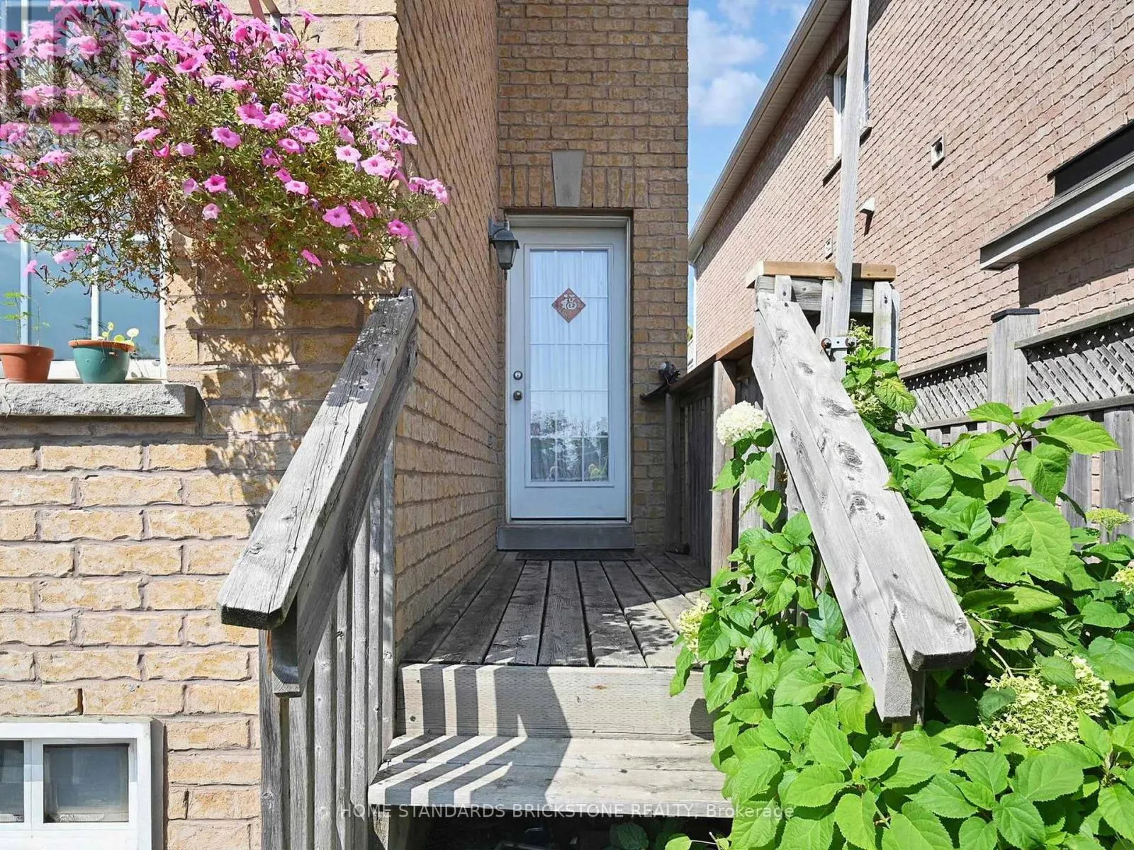 50 VERSAILLES CRESCENT