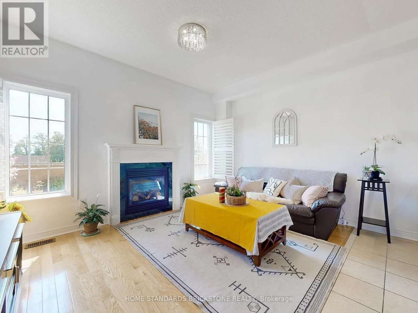 50 VERSAILLES CRESCENT