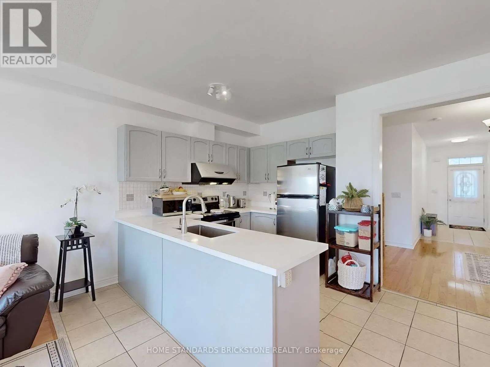 50 VERSAILLES CRESCENT