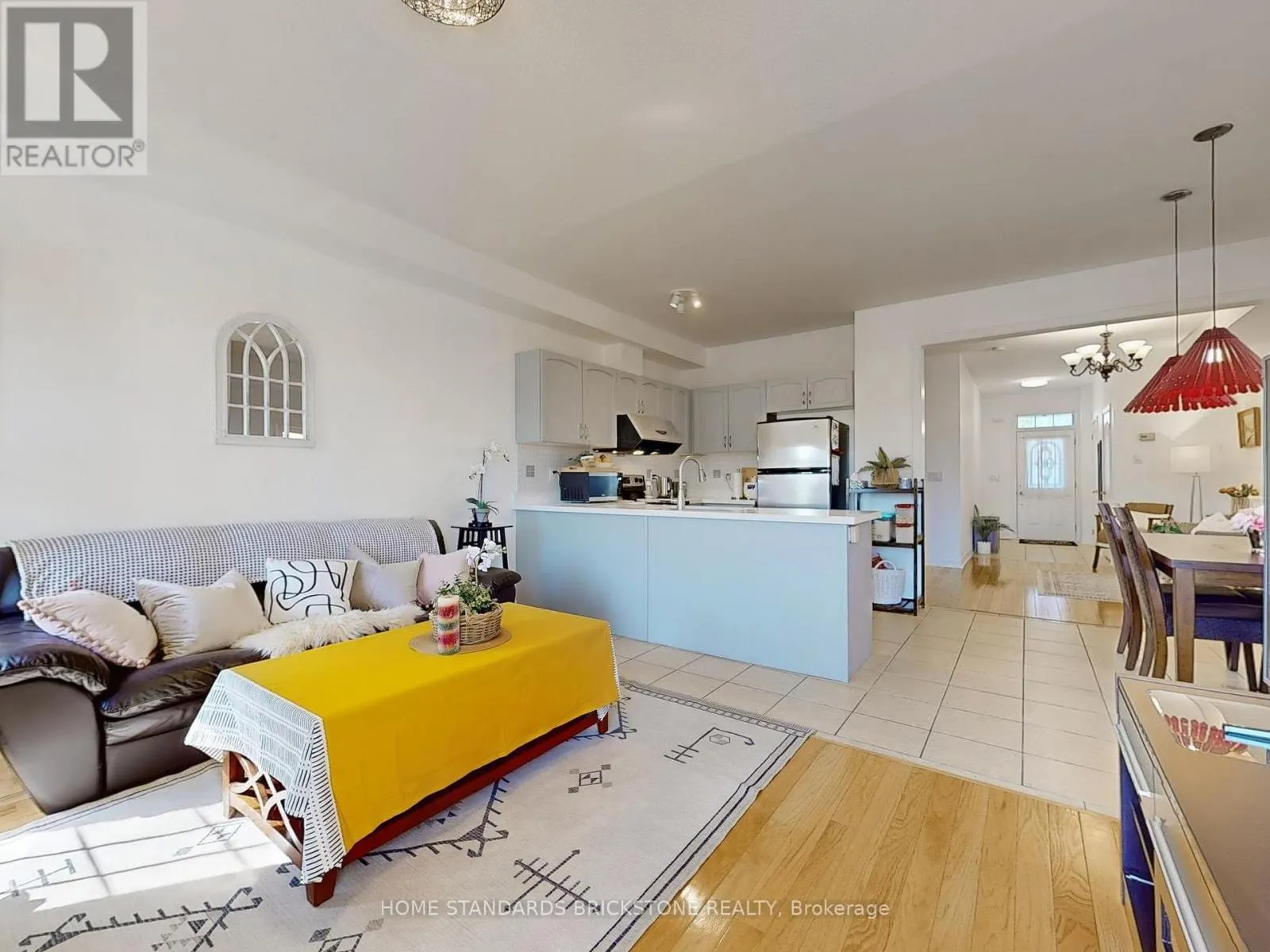 50 VERSAILLES CRESCENT