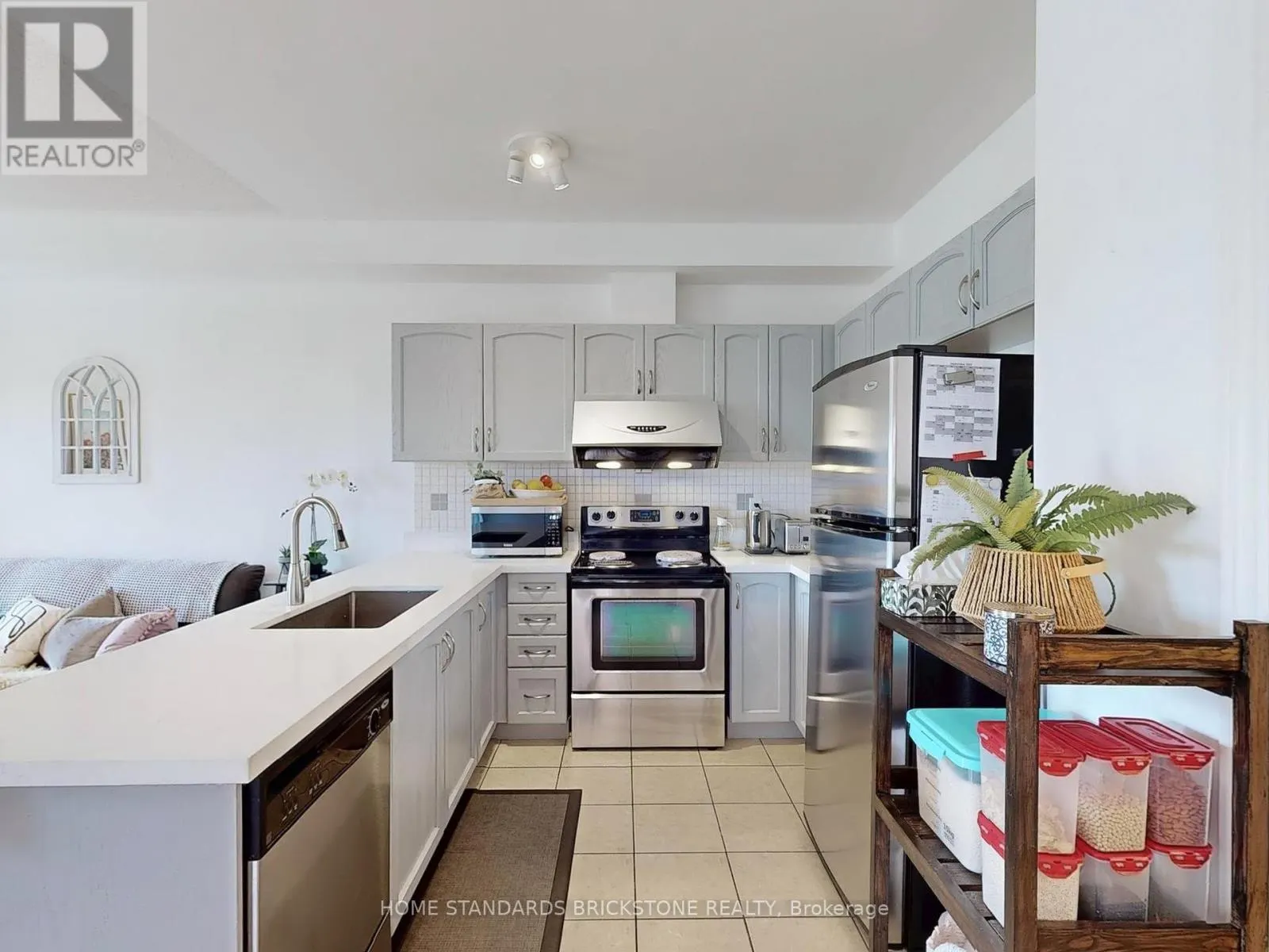50 VERSAILLES CRESCENT