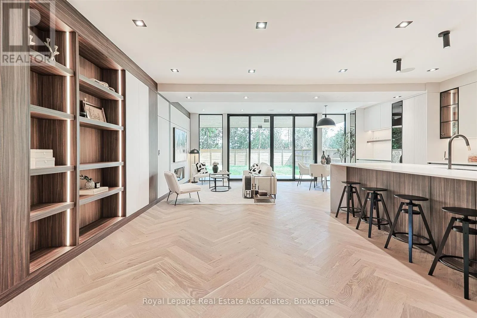 700 MONTBECK CRESCENT
