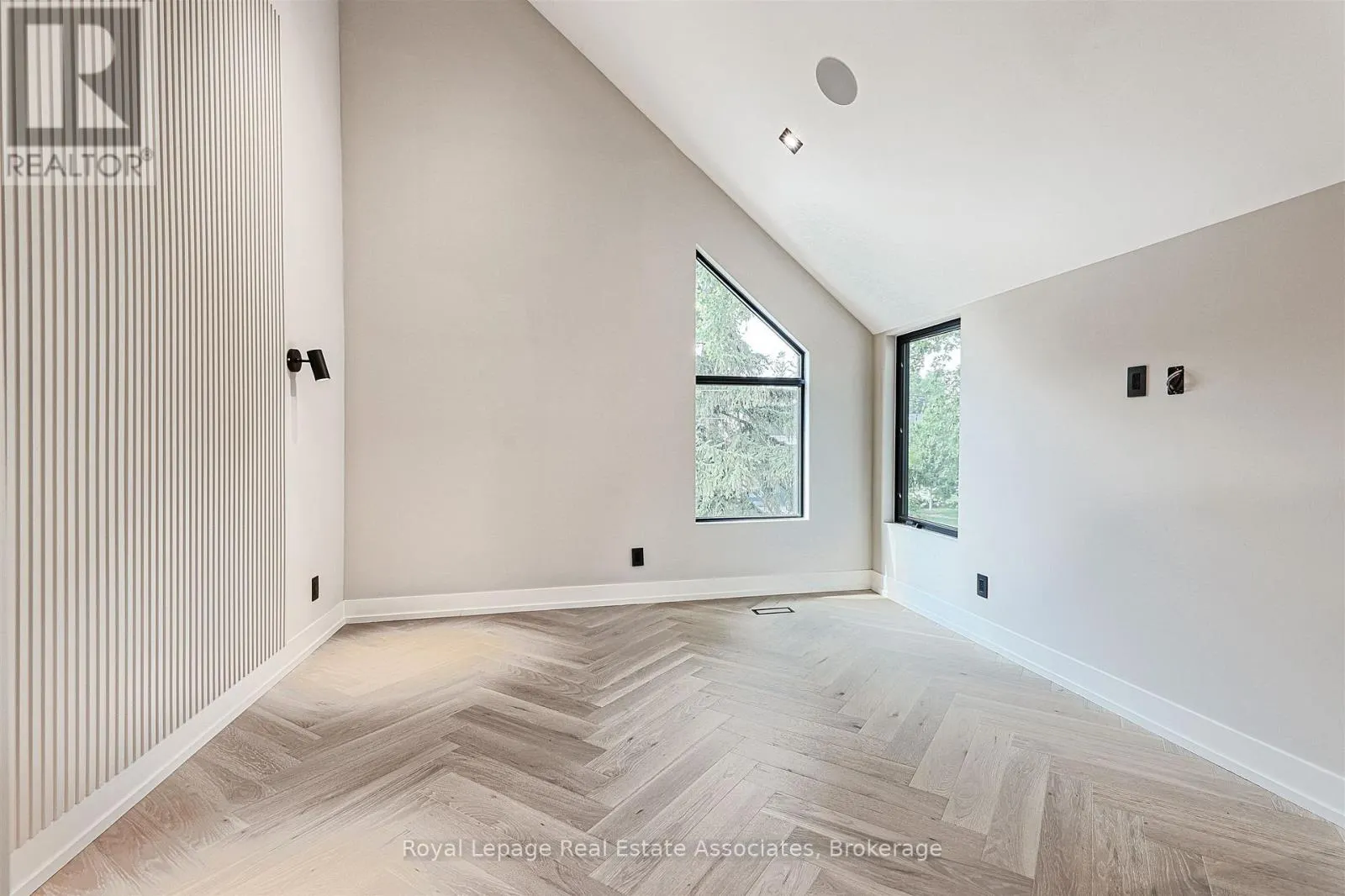 700 MONTBECK CRESCENT