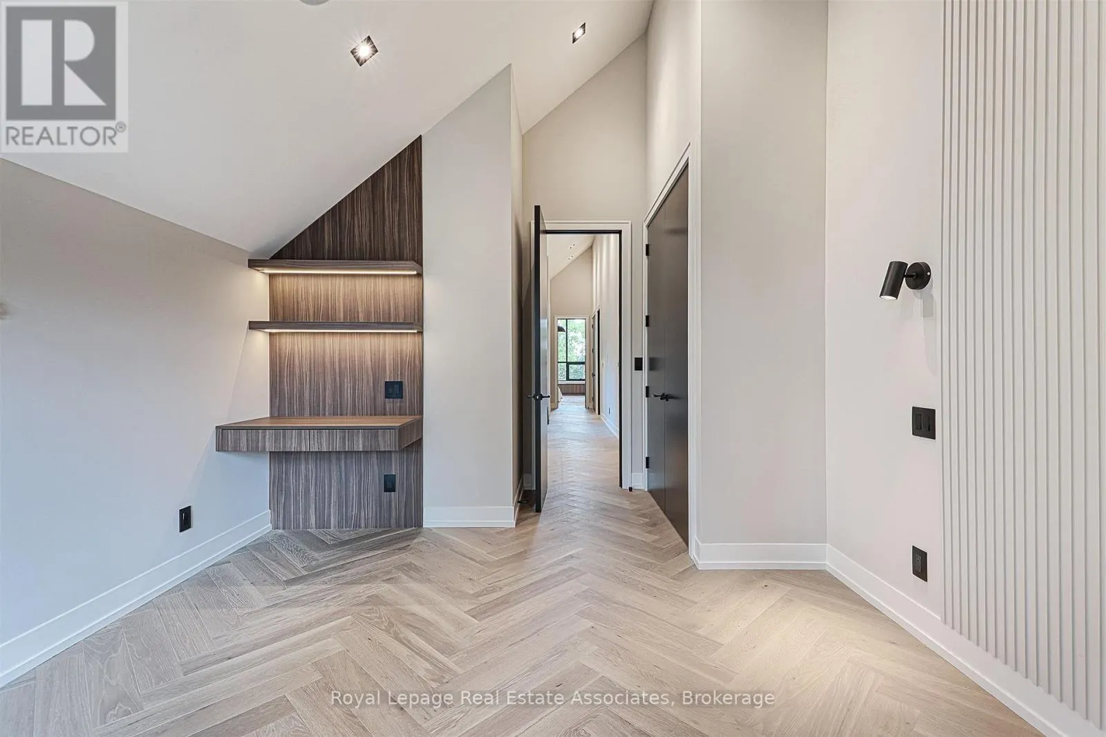 700 MONTBECK CRESCENT
