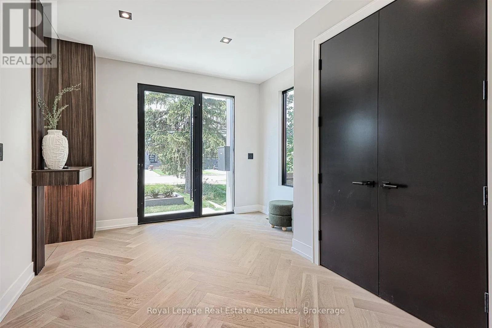 700 MONTBECK CRESCENT