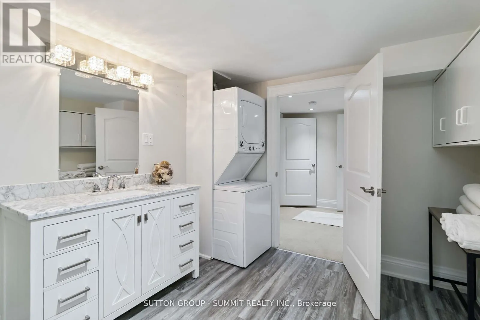353 QUEEN STREET S