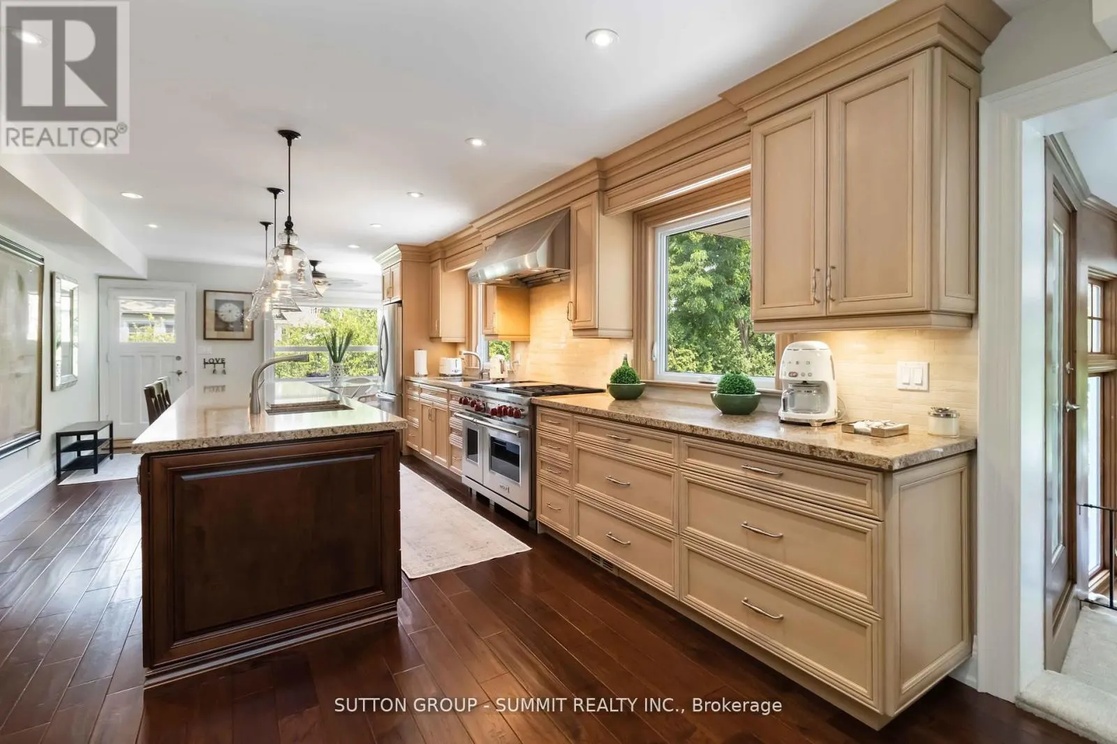 353 QUEEN STREET S