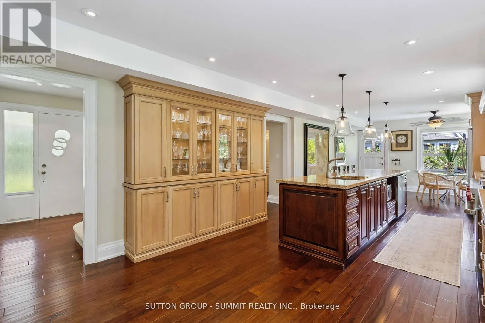 353 QUEEN STREET S