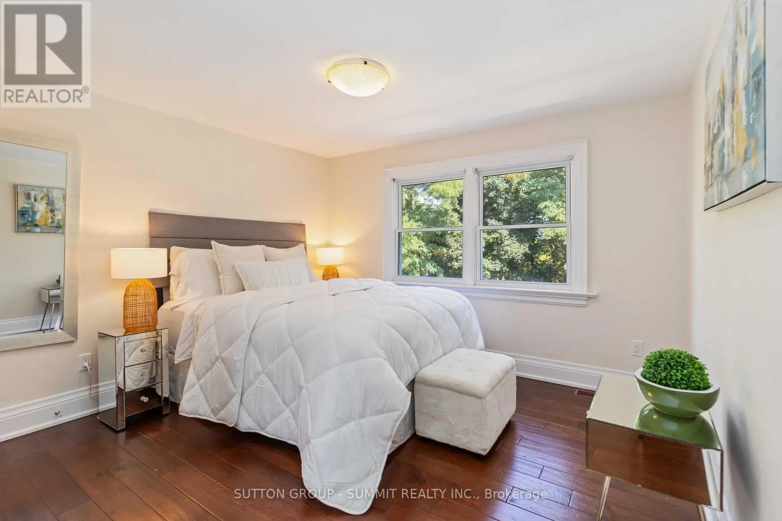 353 QUEEN STREET S