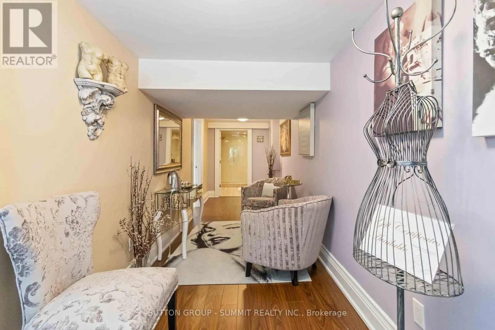 353 QUEEN STREET S
