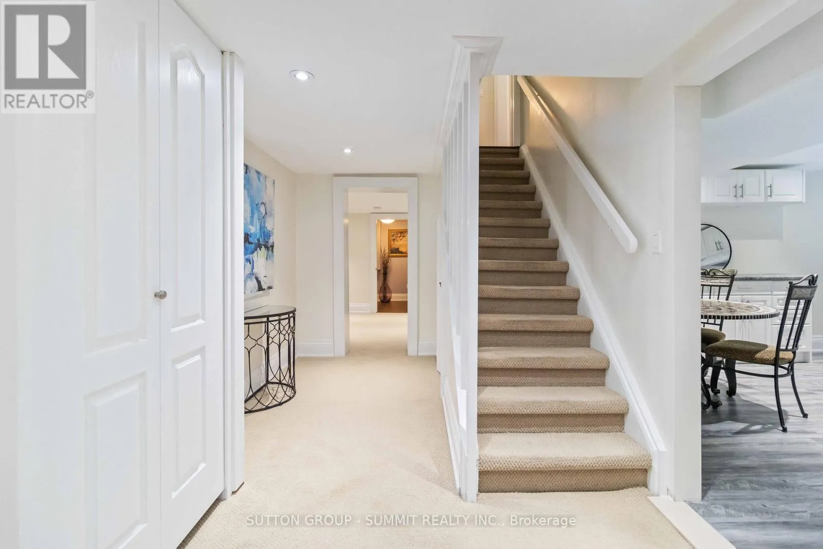 353 QUEEN STREET S